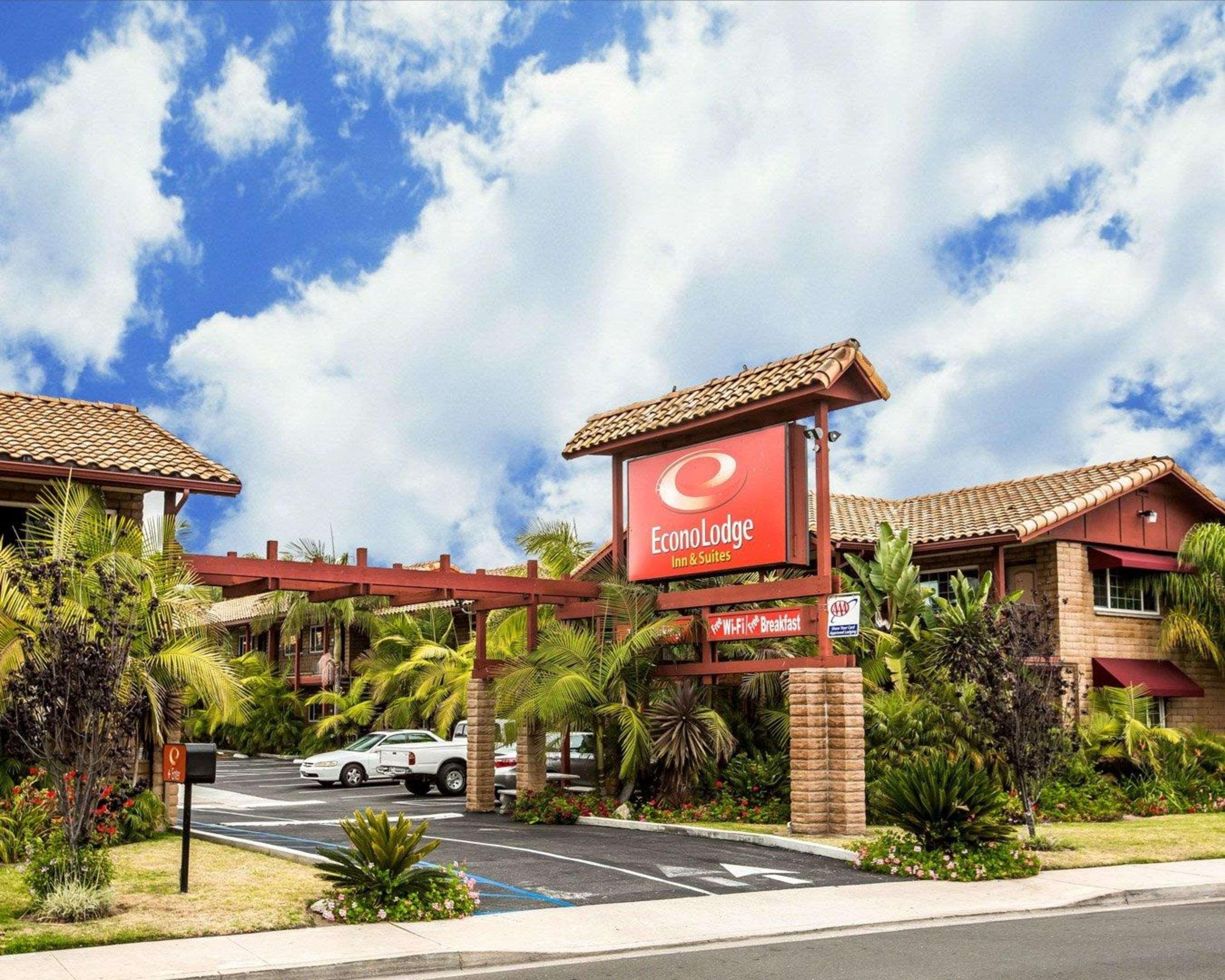 Econo Lodge  Inn & Suites Near Legoland