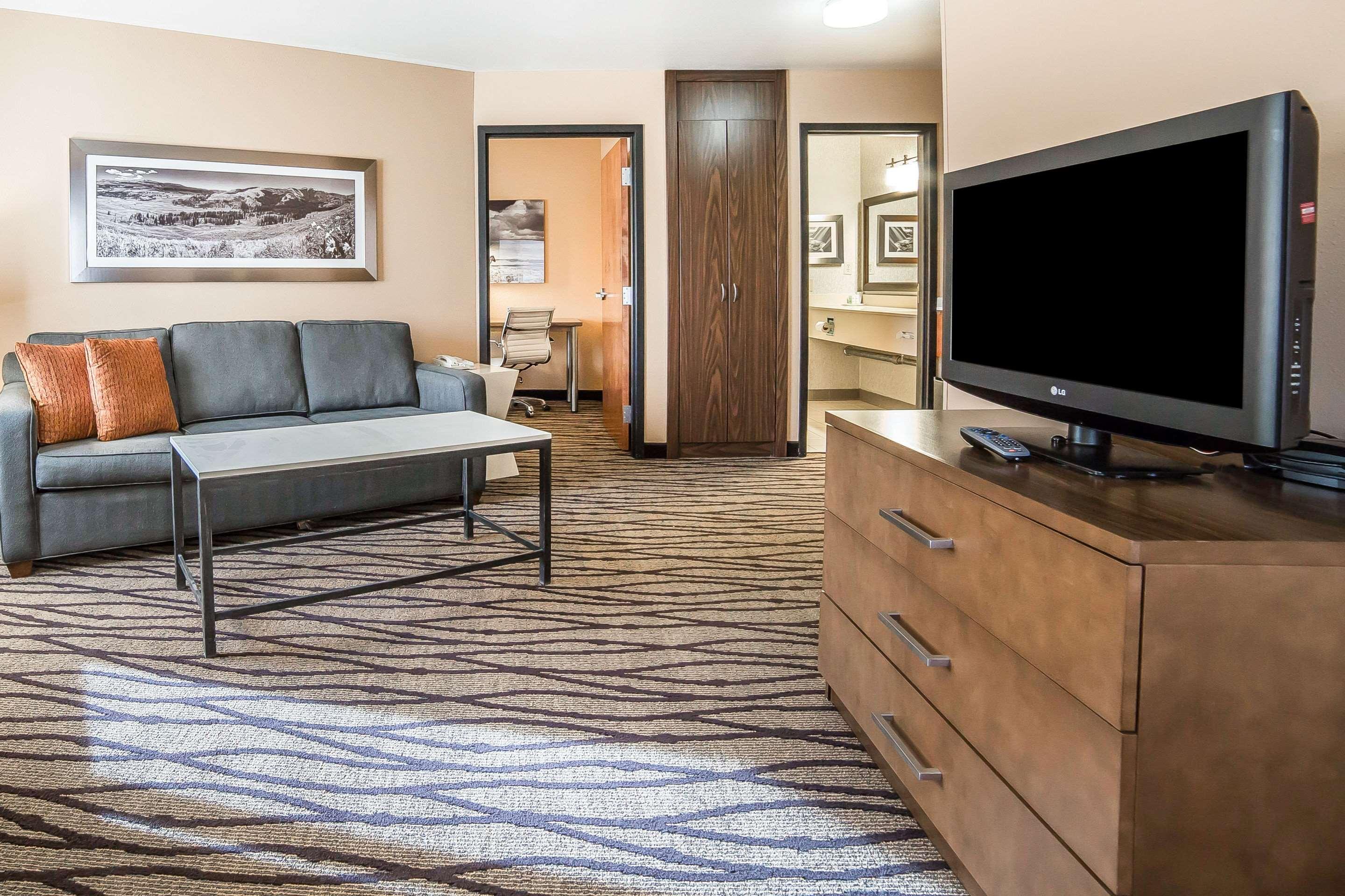 Comfort Inn & Suites Market - Airport