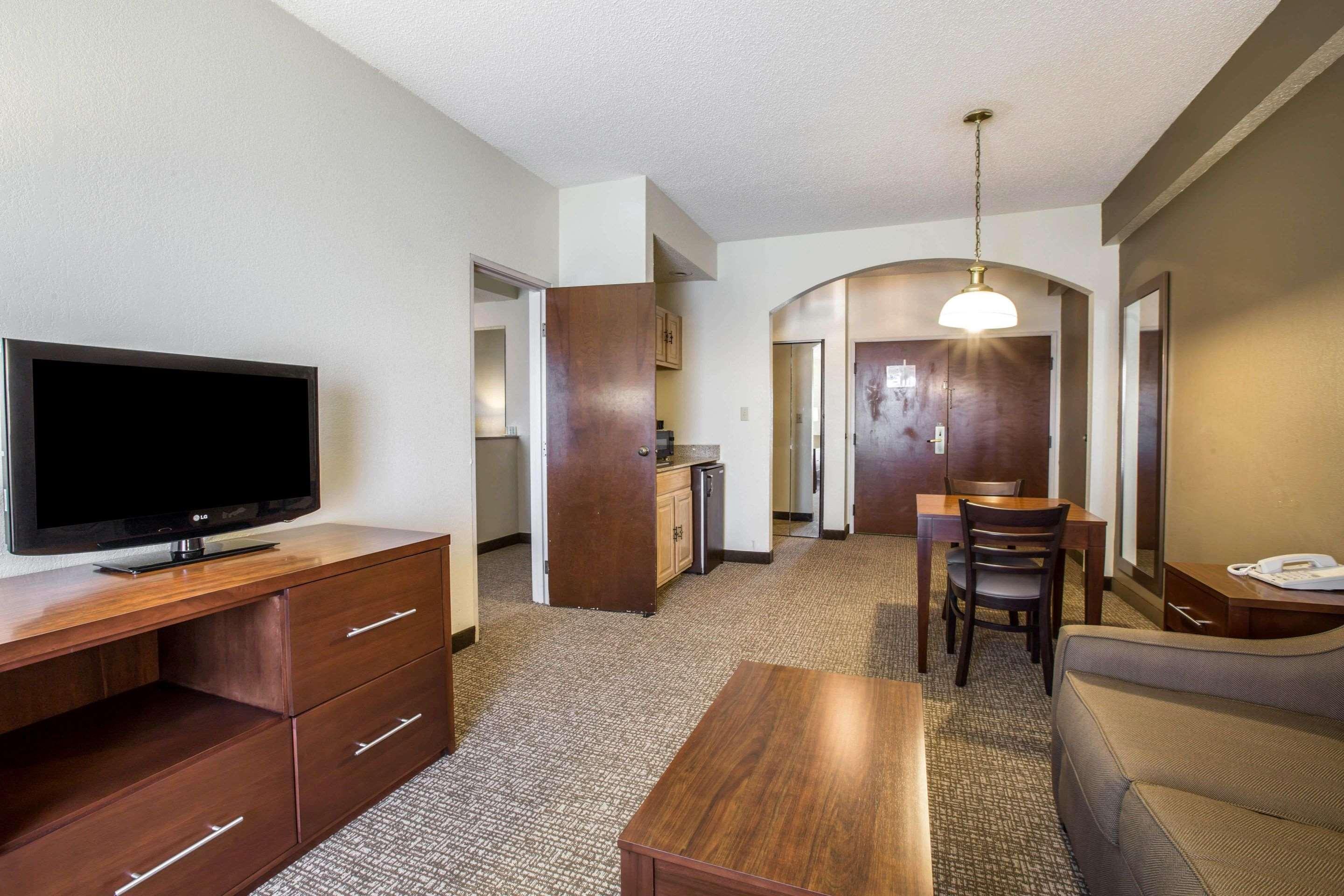 Quality Suites Morristown Area