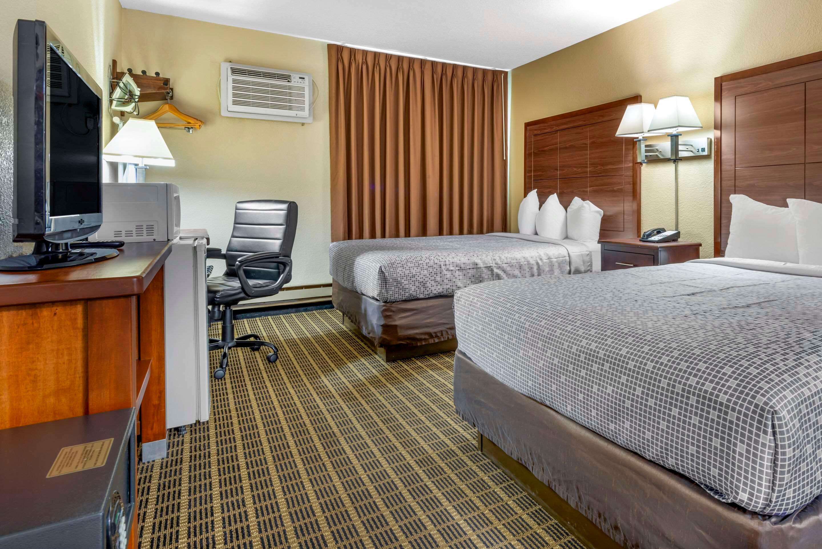 Econo Lodge Mississippi River area