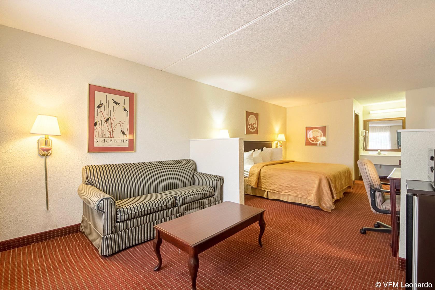 Econo Lodge Inn & Suites Bentonville