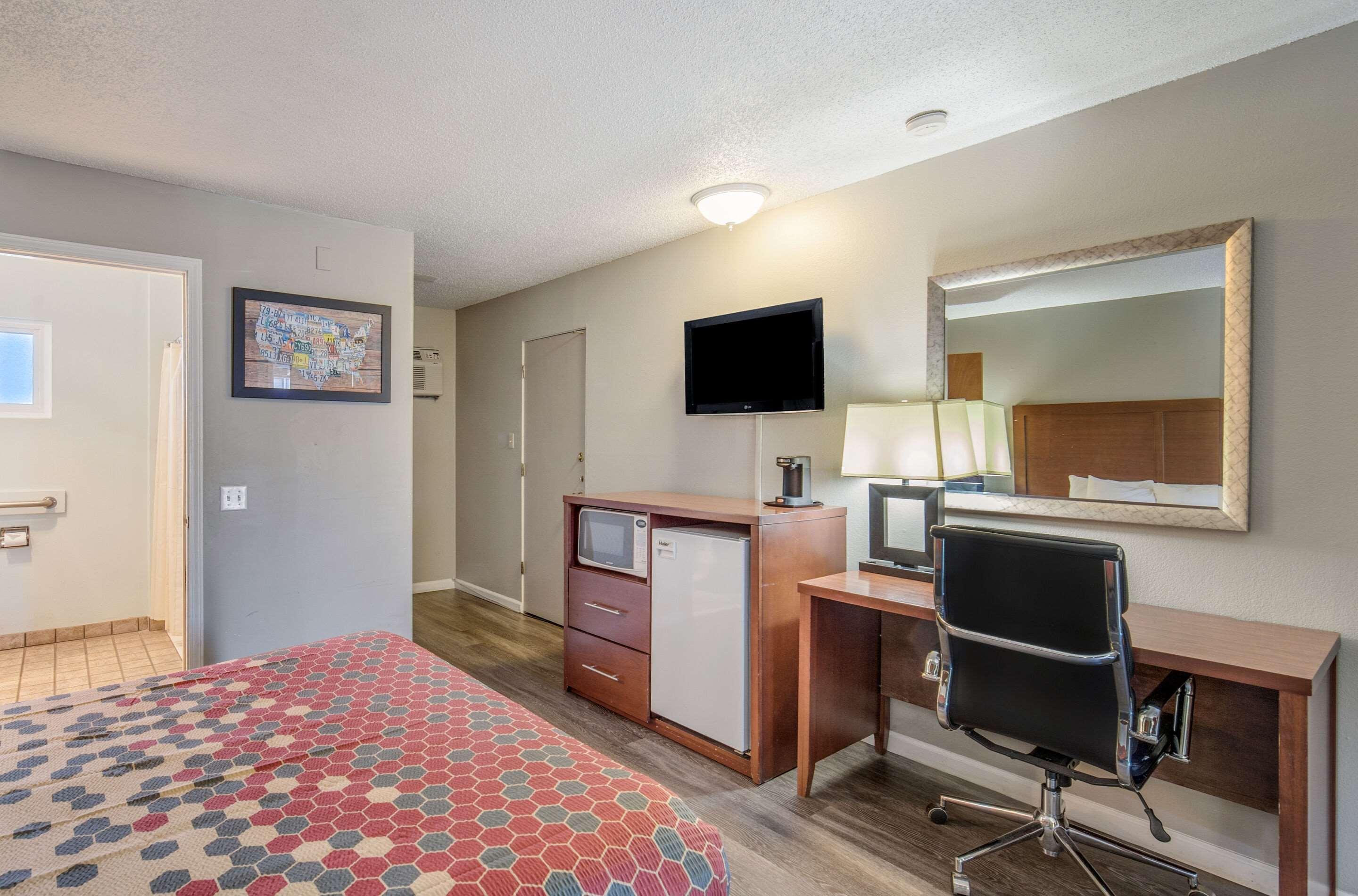 Econo Lodge Inn & Suites