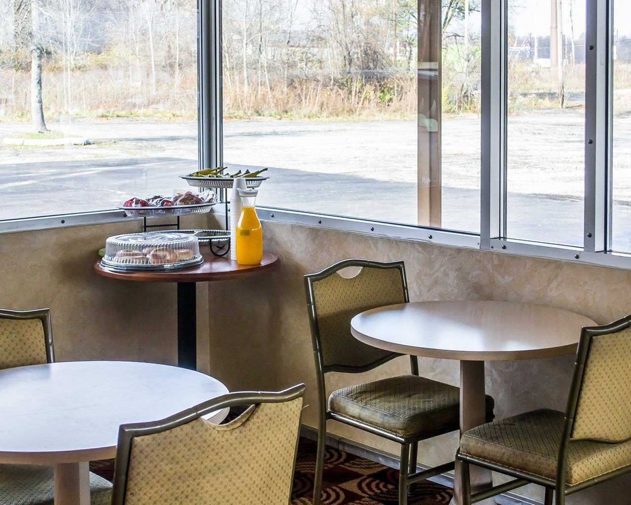 Econo Lodge Inn & Suites Warren