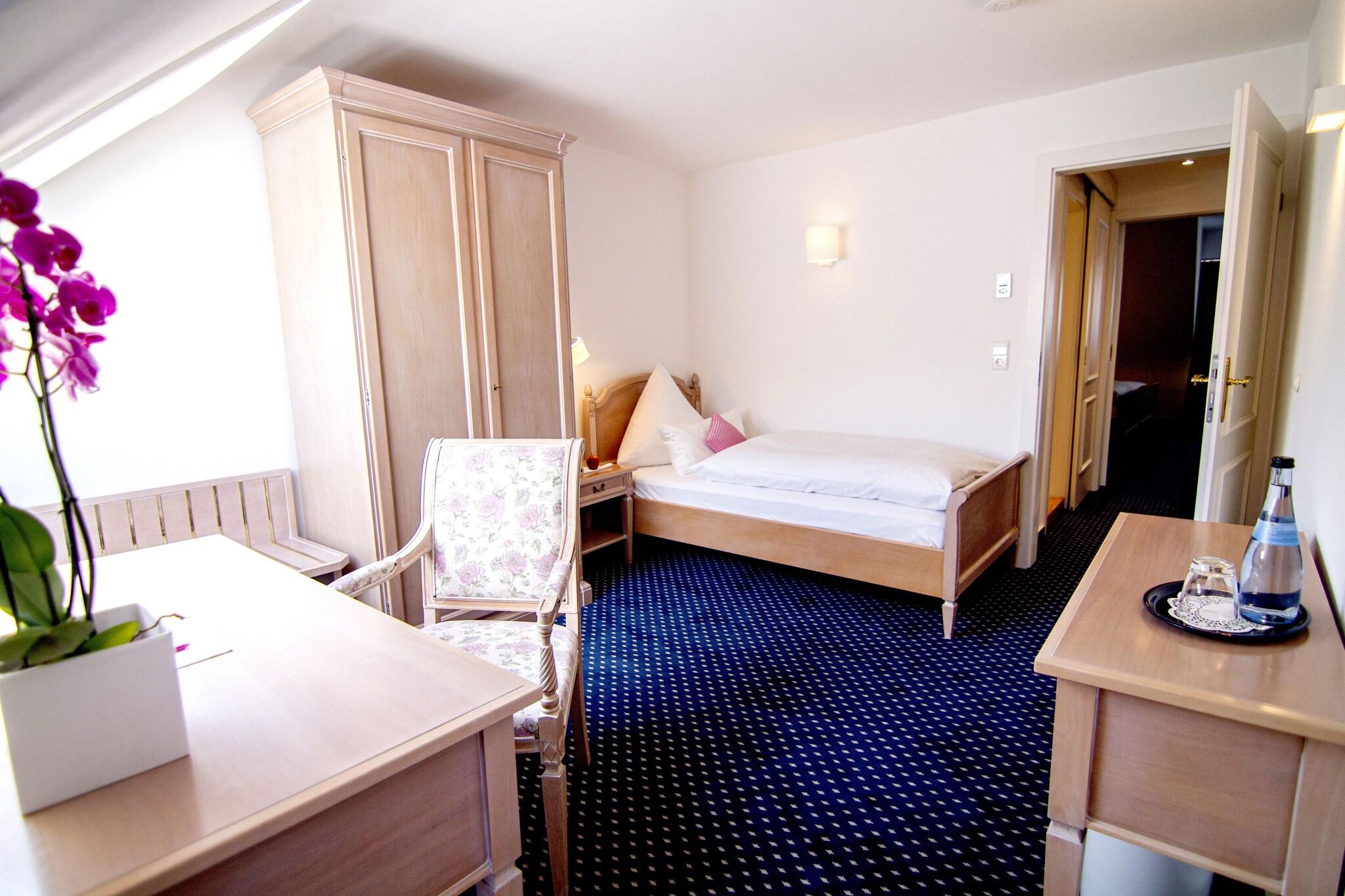Hotel Zur Weinsteige GmbH by null