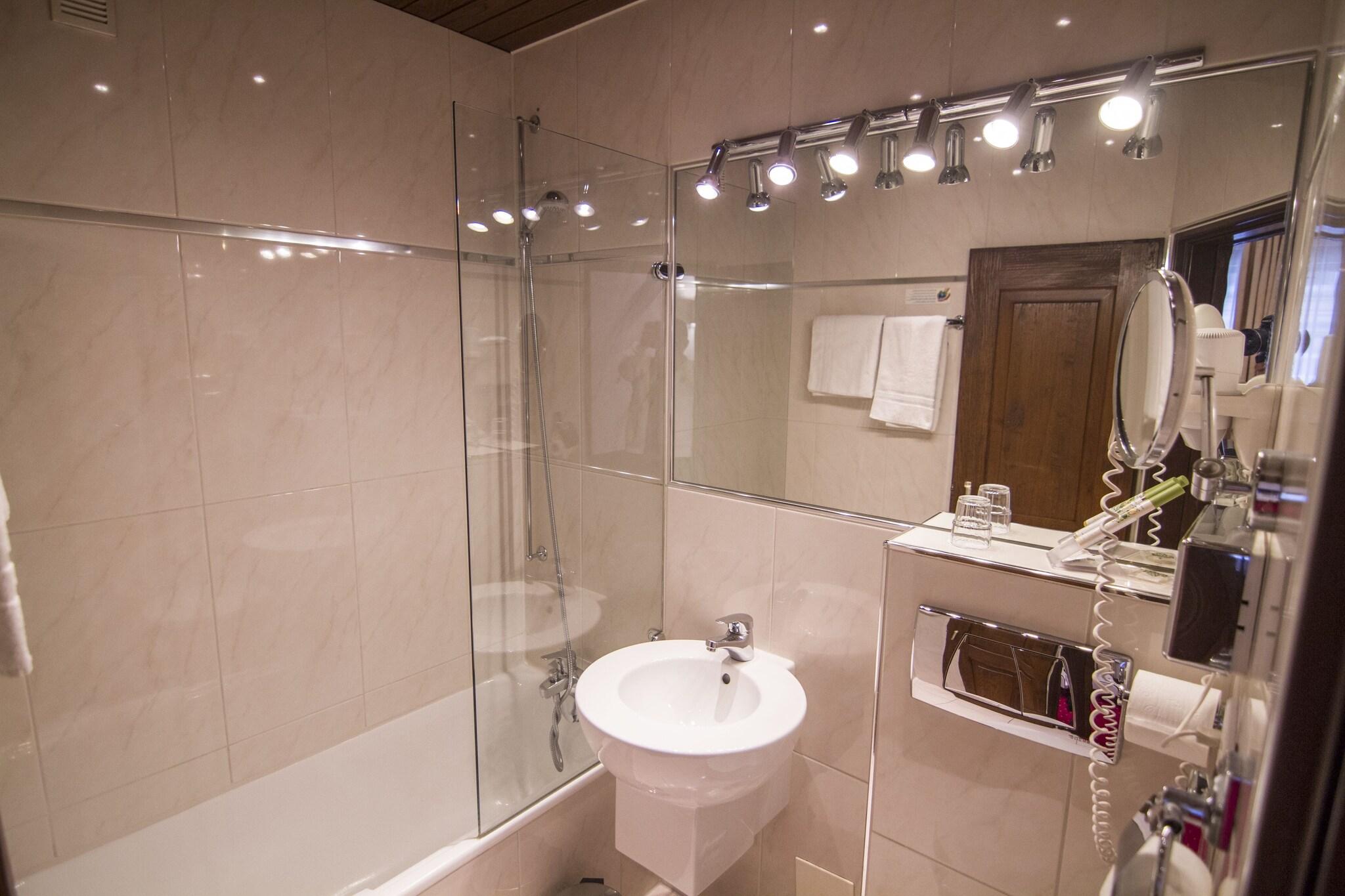 ZUR WEINSTEIGE - Hotel • Schlösschen • Gourmetrestaurant by null