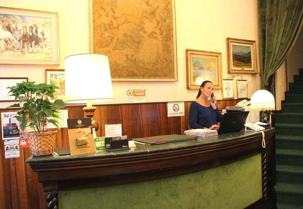 London Hotel by null