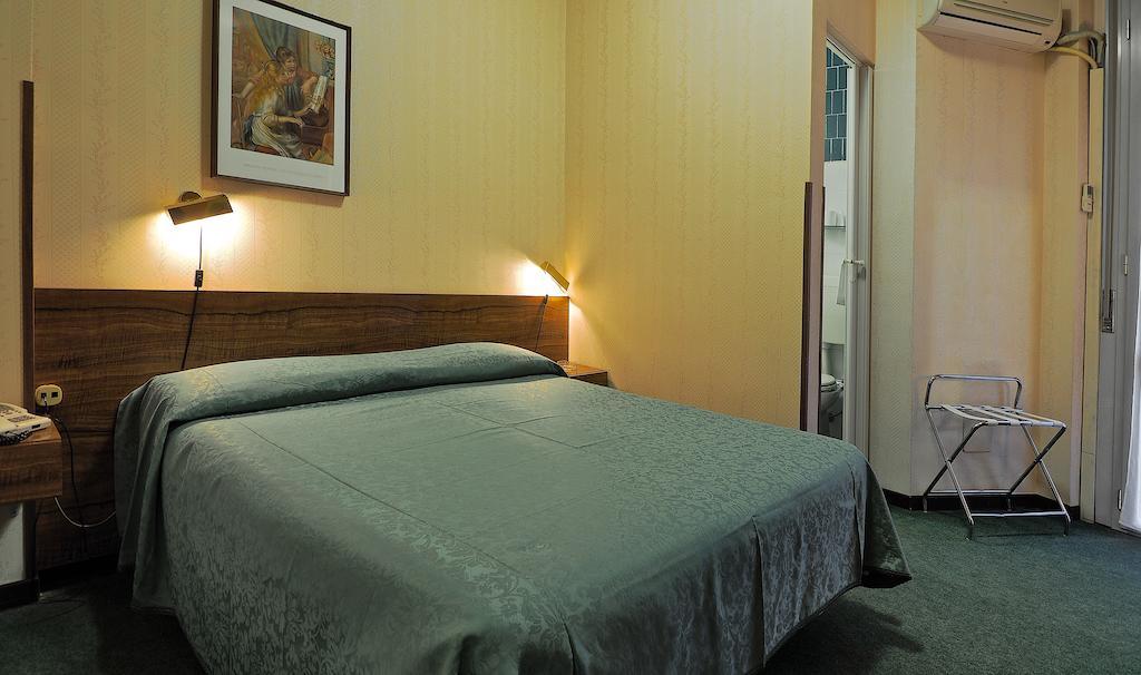 London Hotel by null