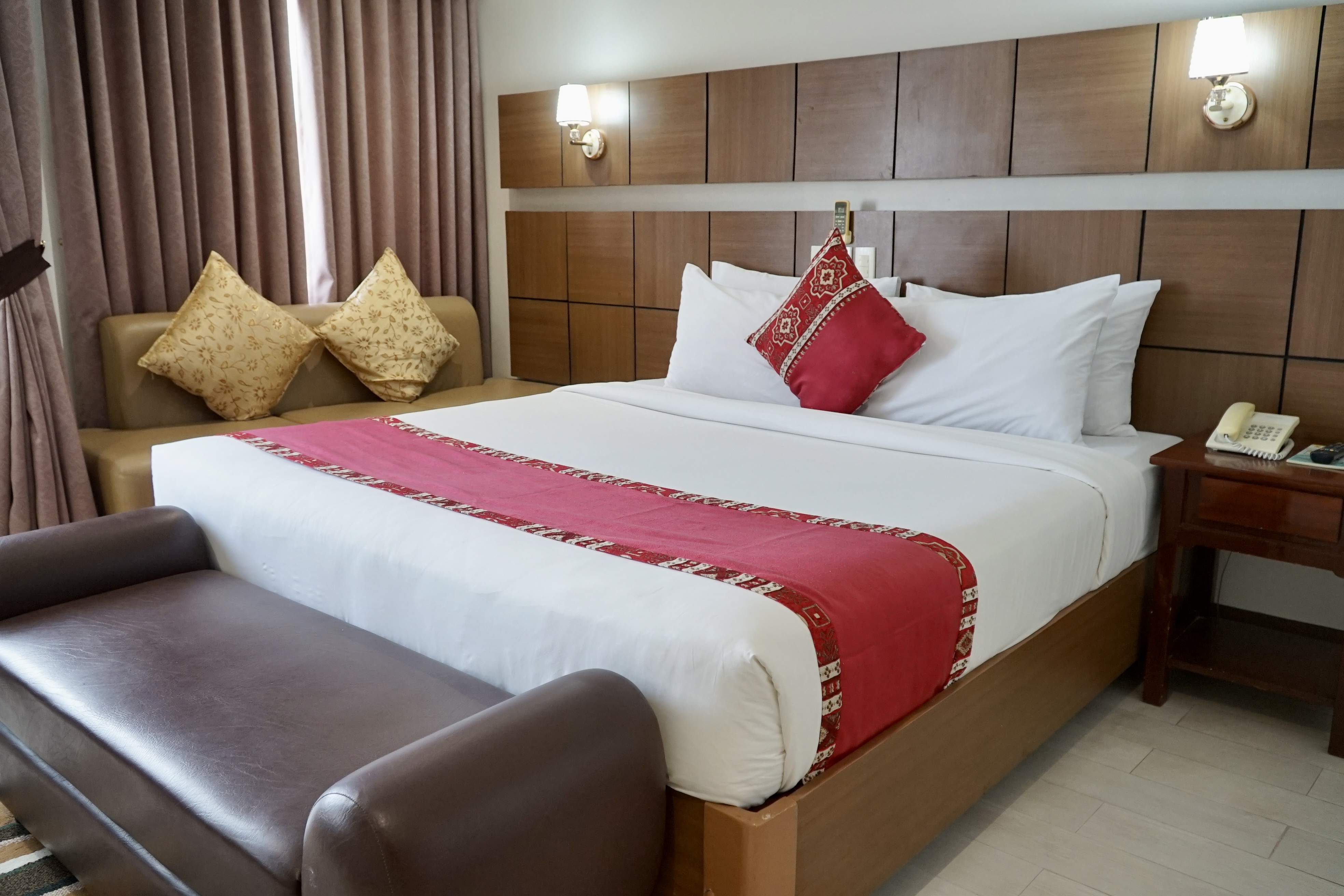 The Pinnacle Hotel and Suites by null