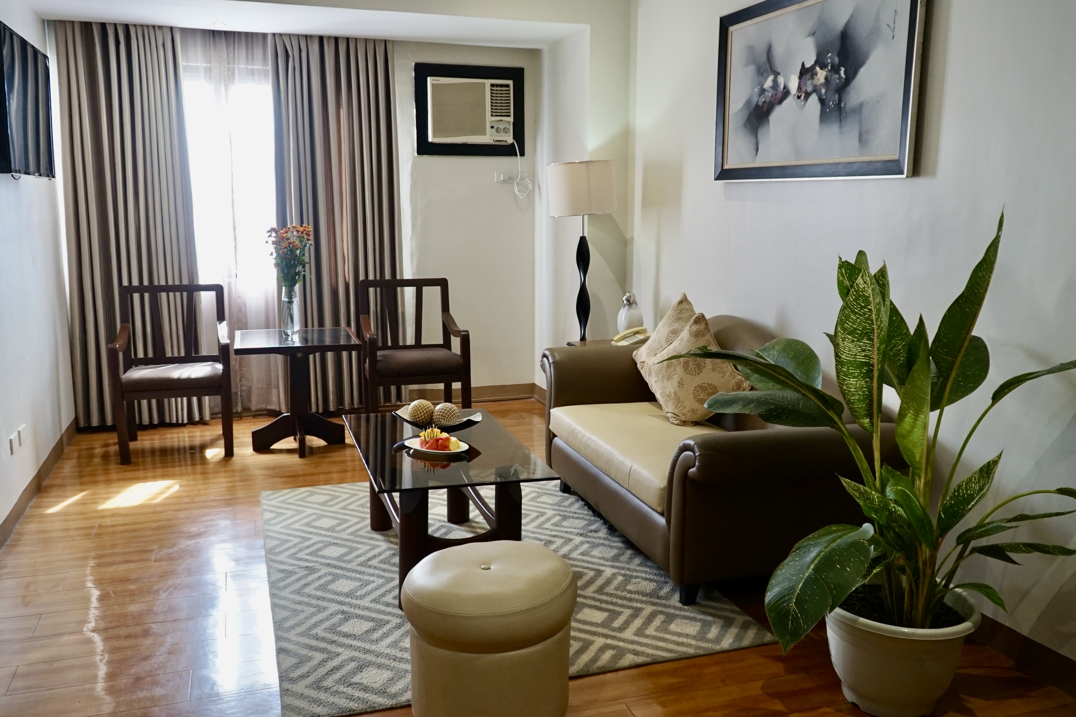 The Pinnacle Hotel and Suites by null