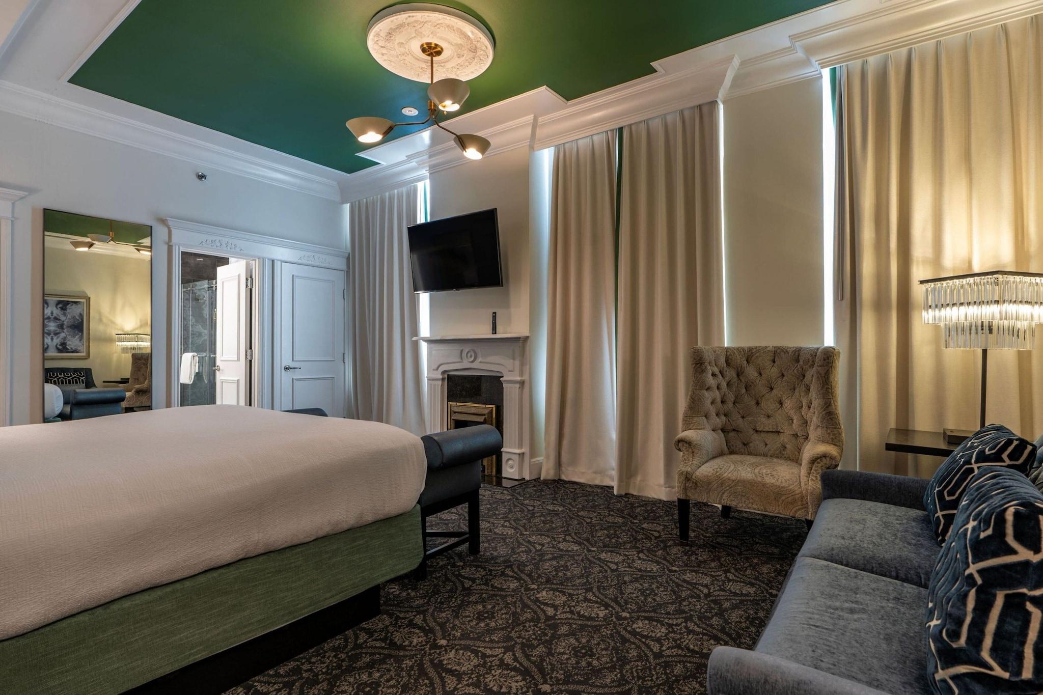 Le Pavillon, New Orleans, A Tribute Portfolio