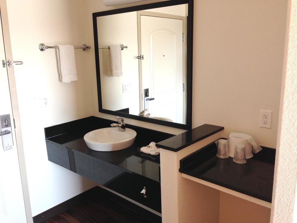 Motel 6 Oceanside Marina