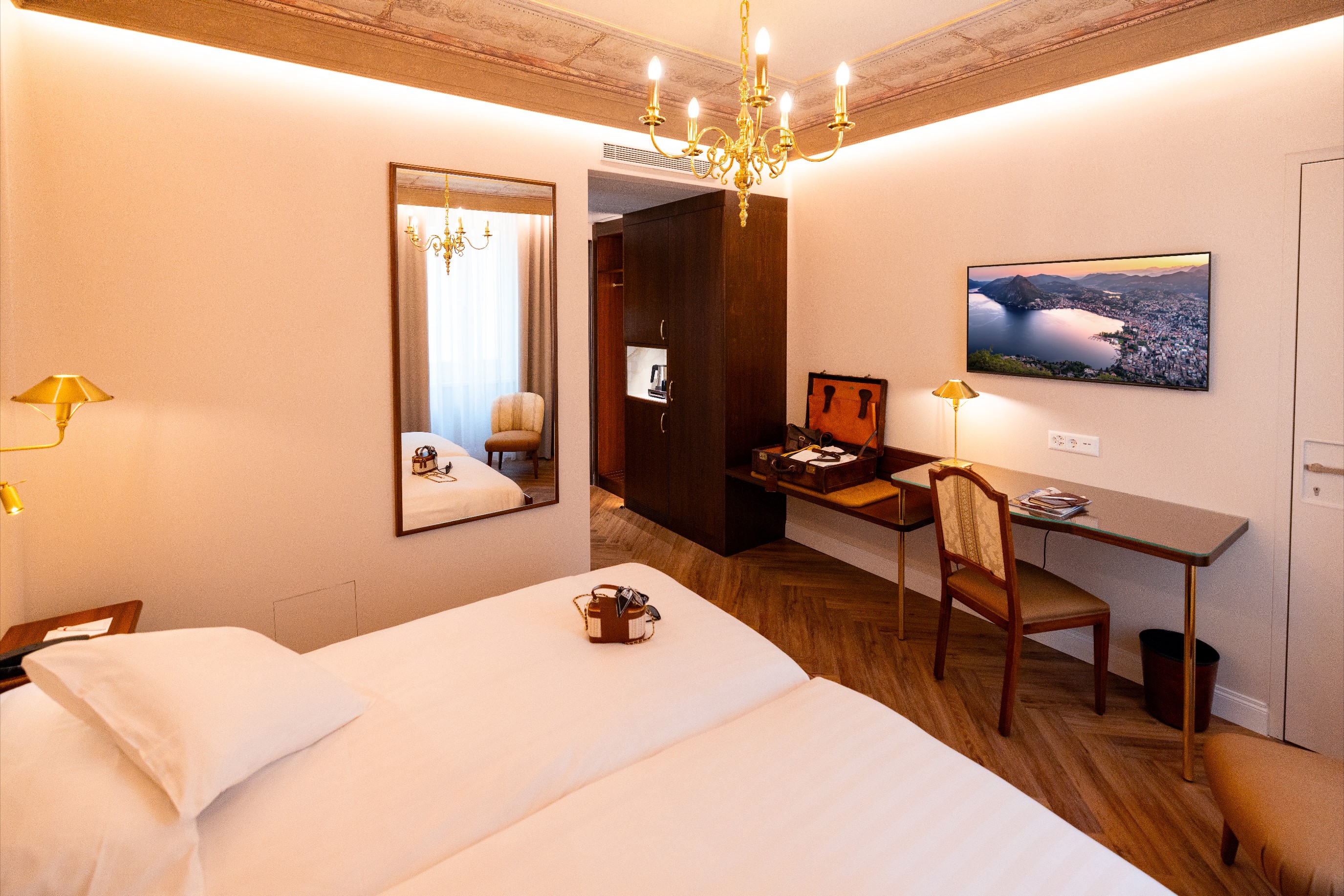 International au Lac Historic Lakeside Hotel by null