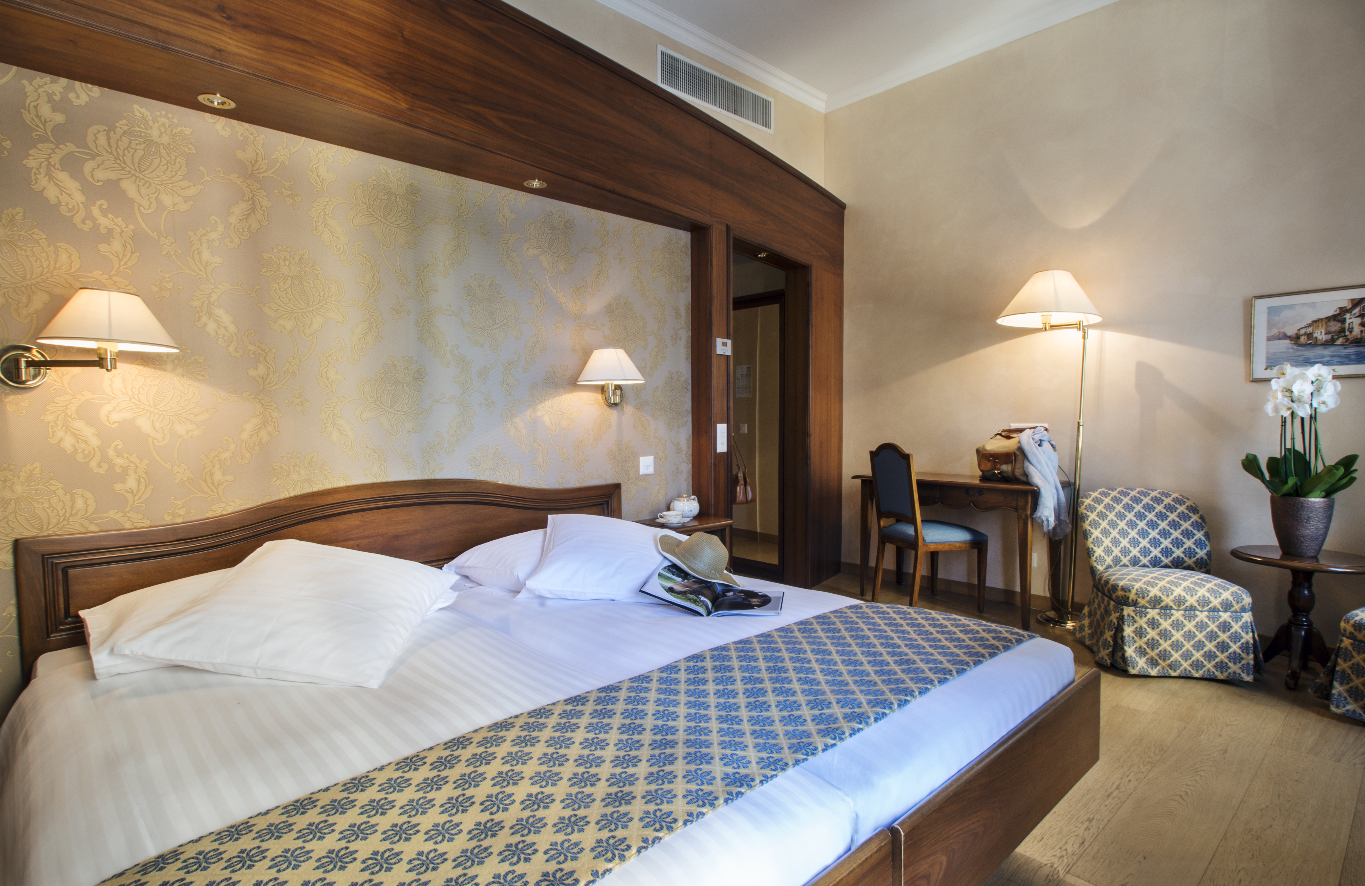 International Au Lac Historic Lakeside Hotel