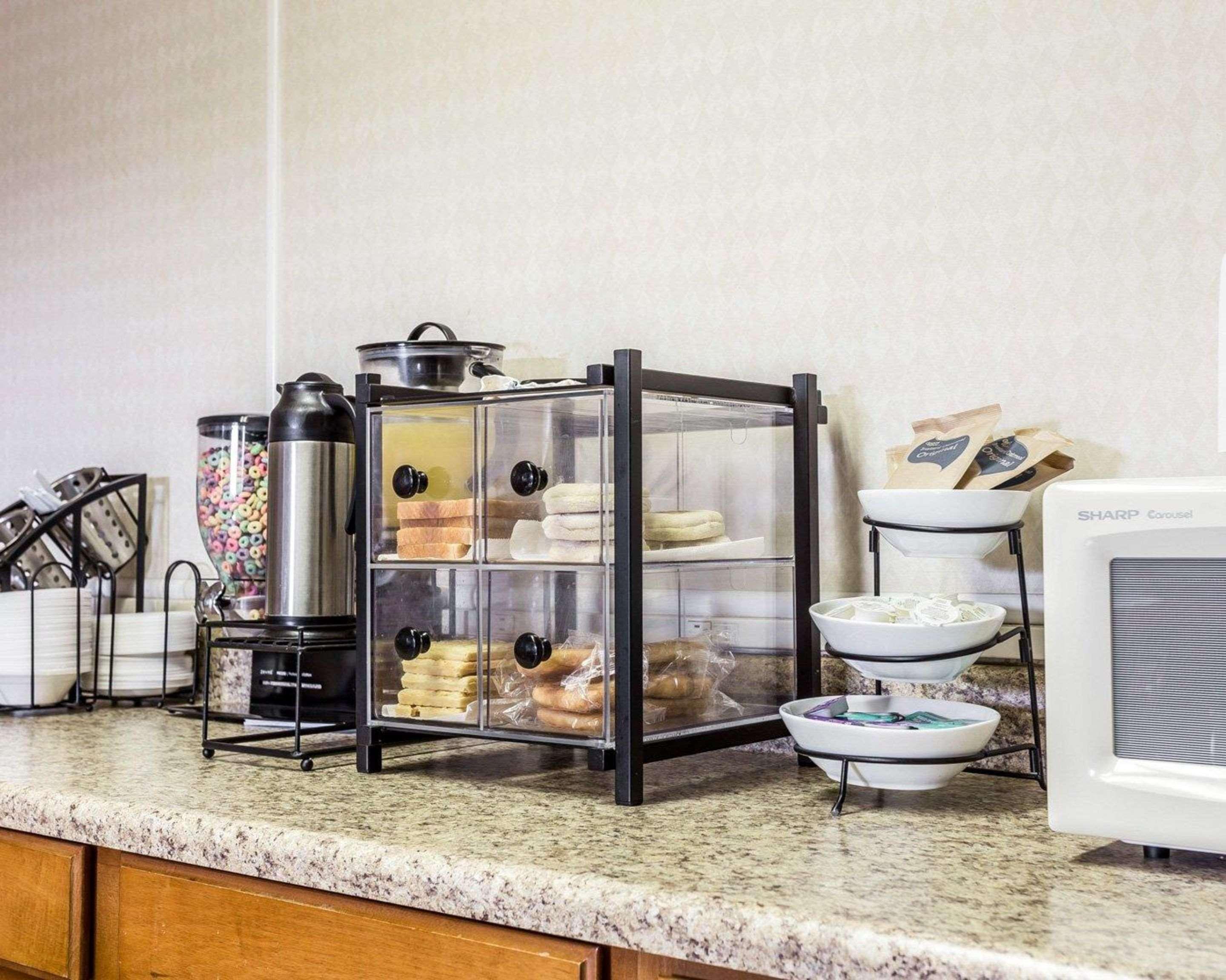 Econo Lodge Inn & Suites East Matthews