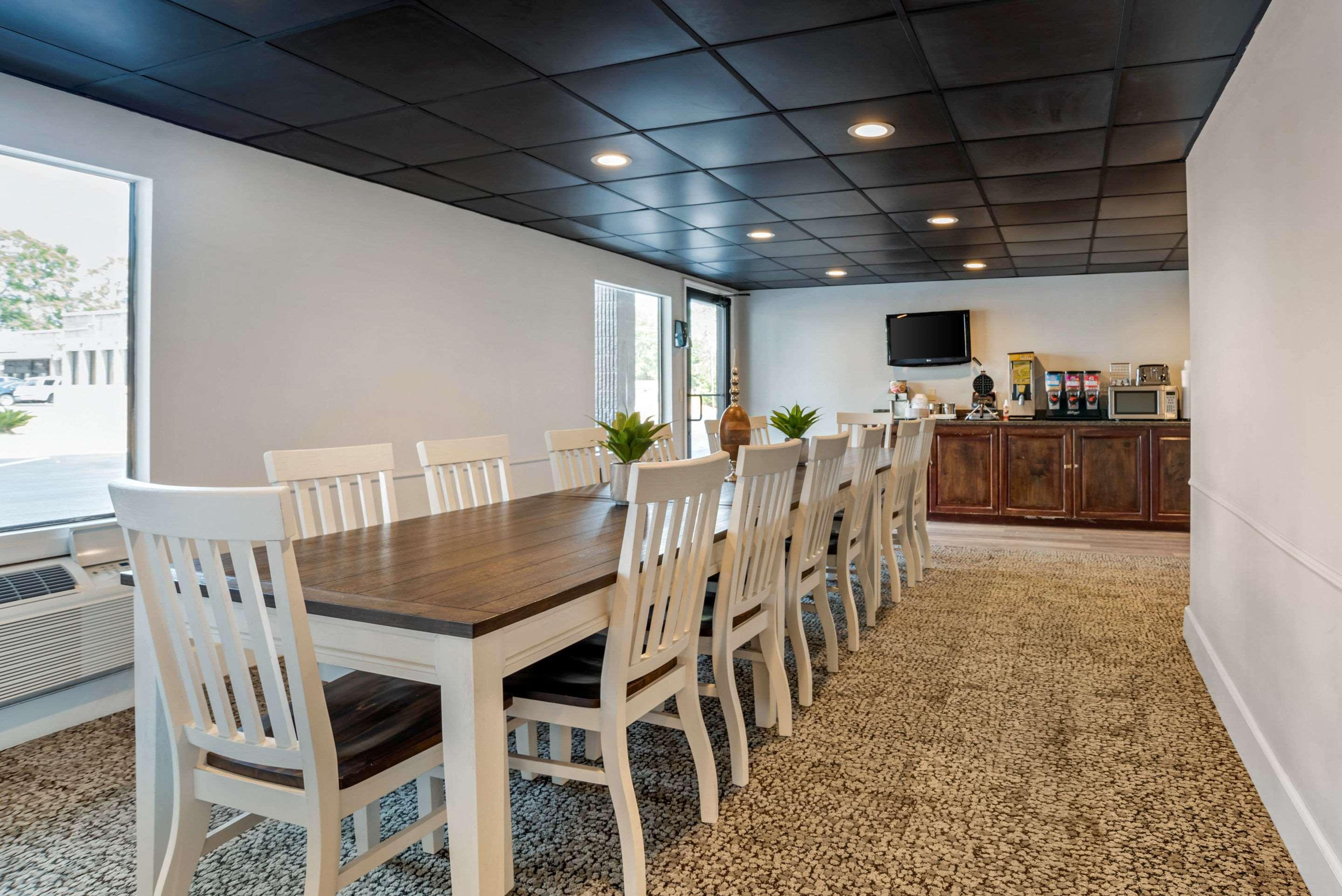 Super 8 By Wyndham Daleville/Fort Novosel