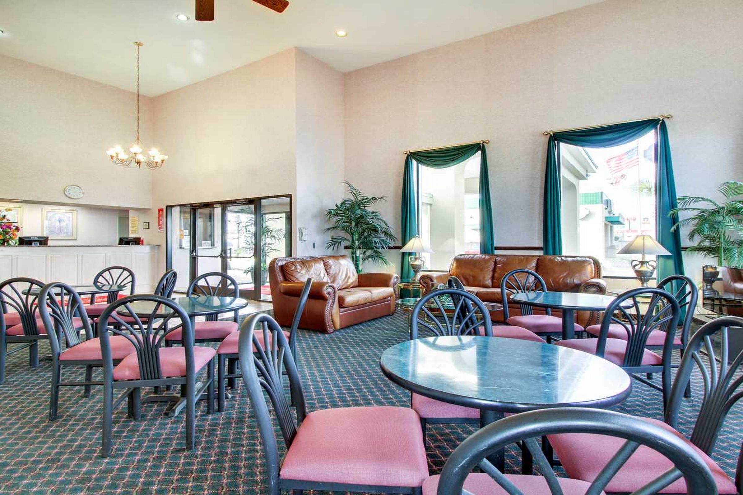 Econo Lodge Inn & Suites Gulfport