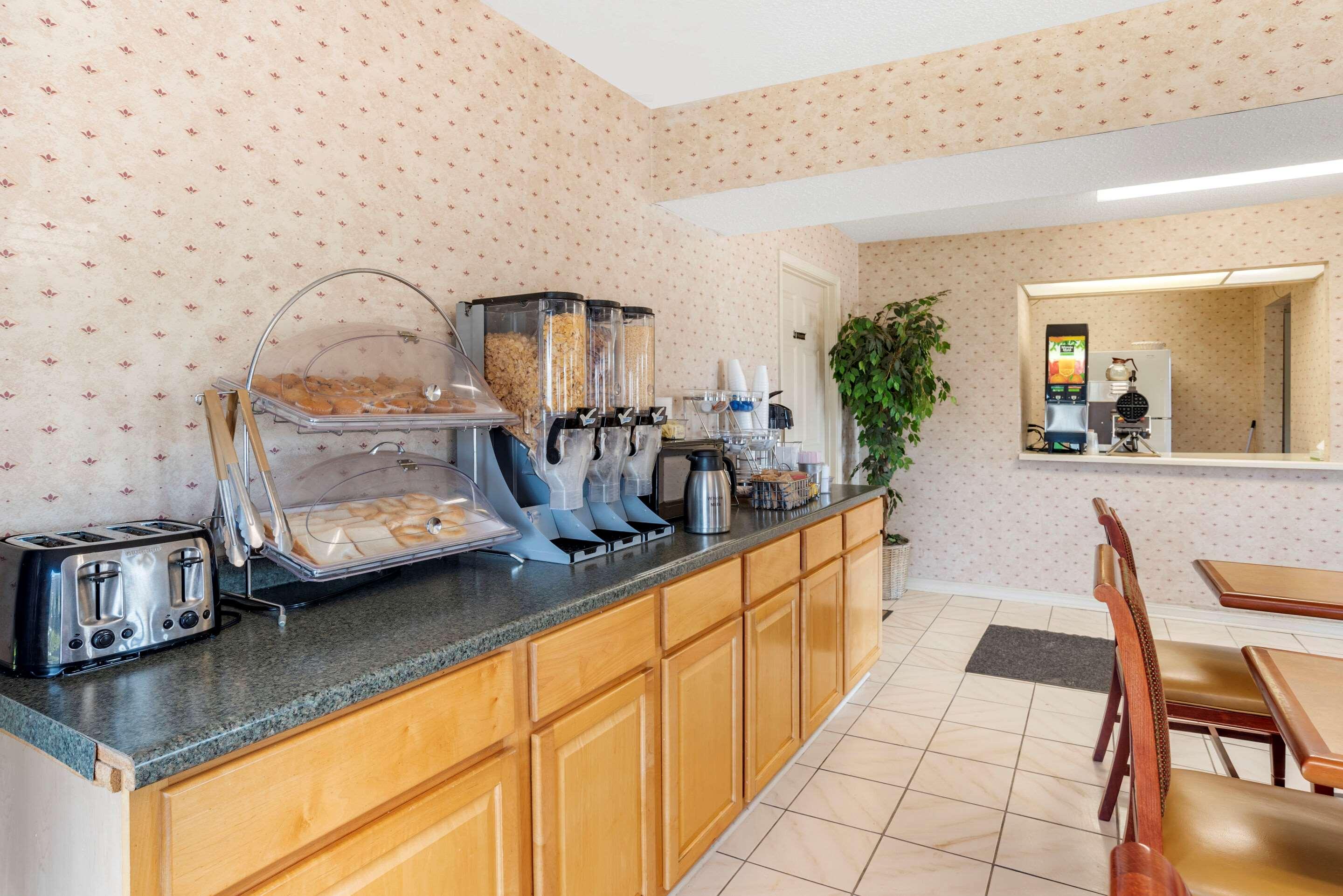 Econo Lodge Pearl