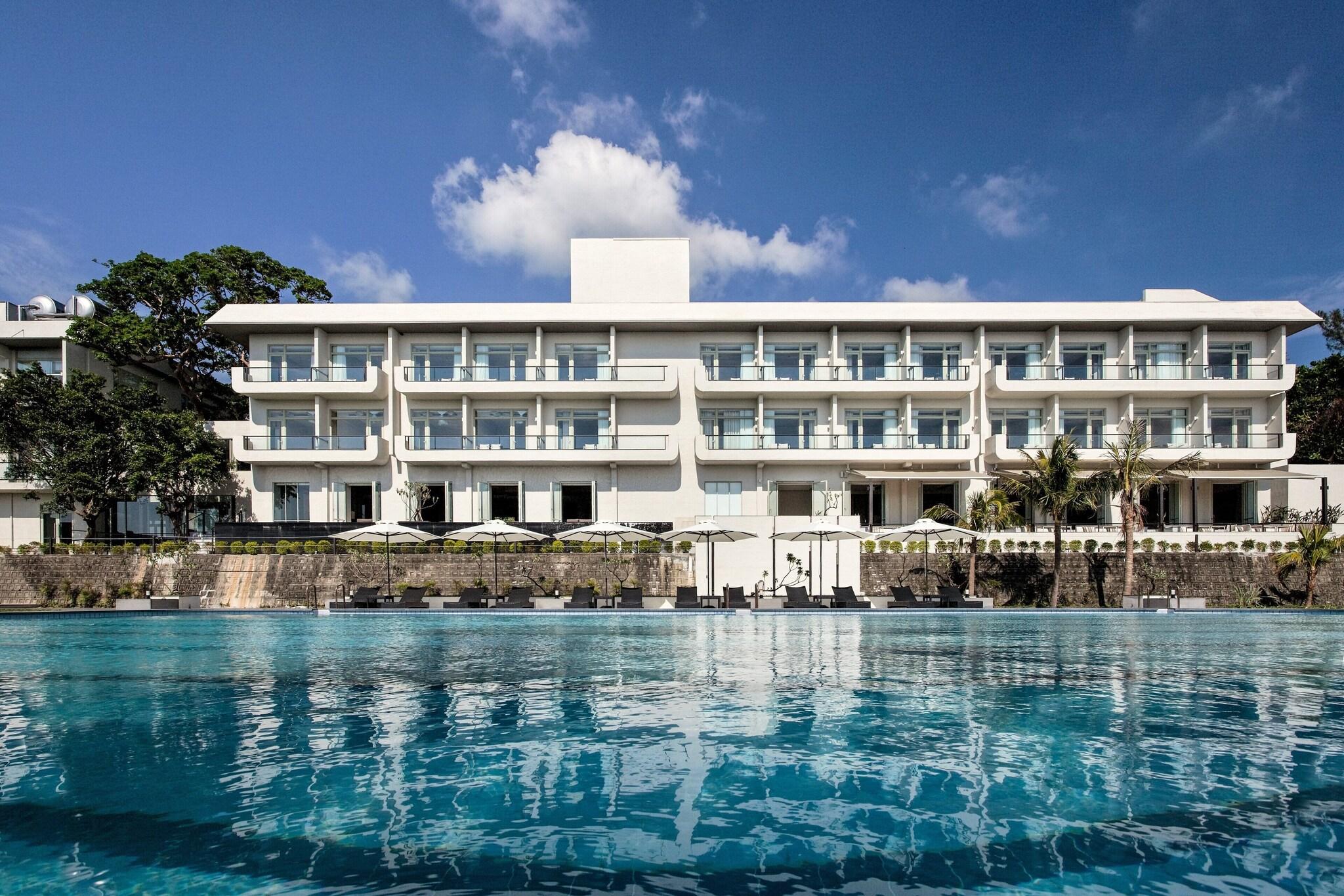 Gloria Manor by null