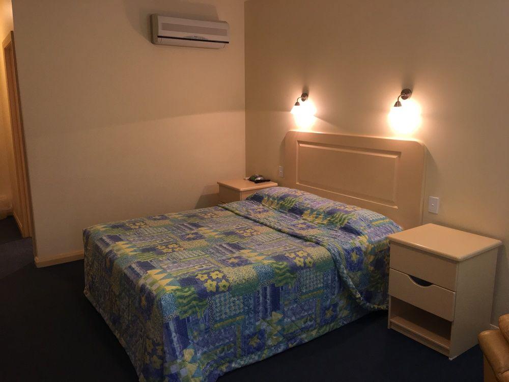 Mayfair Plaza Motel