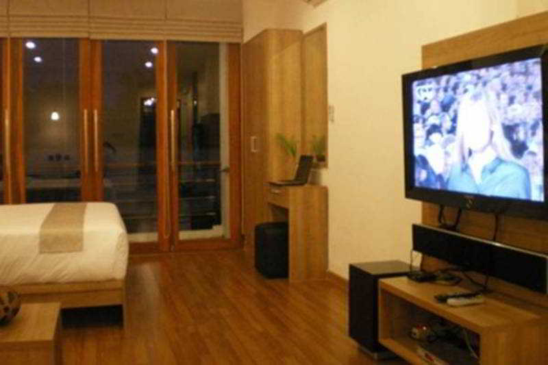 5ive Beach House Hotel