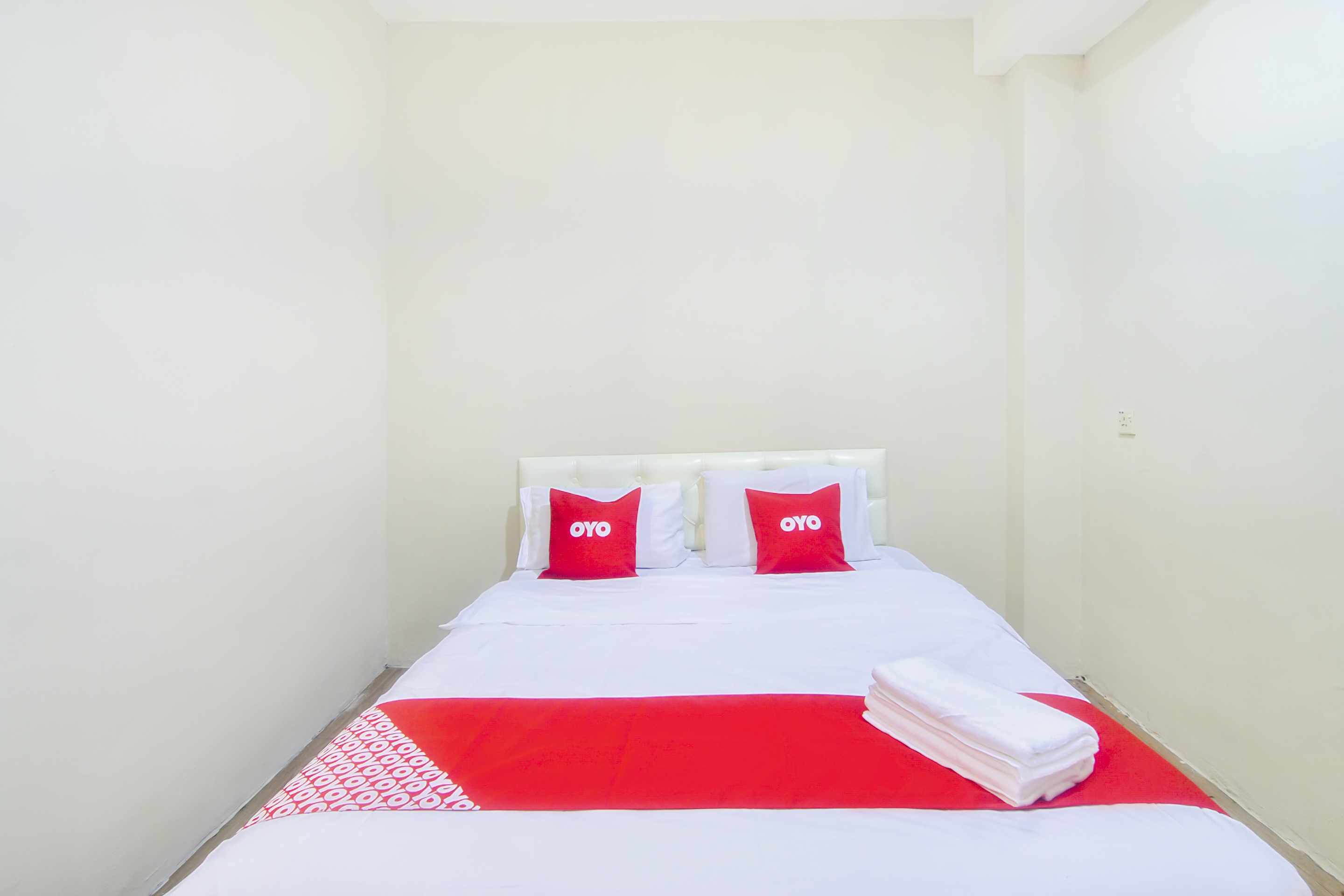  OYO 44017 L & C Premium Stay