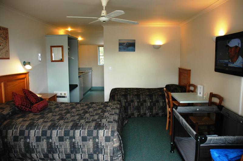 Colonial Lodge Motel