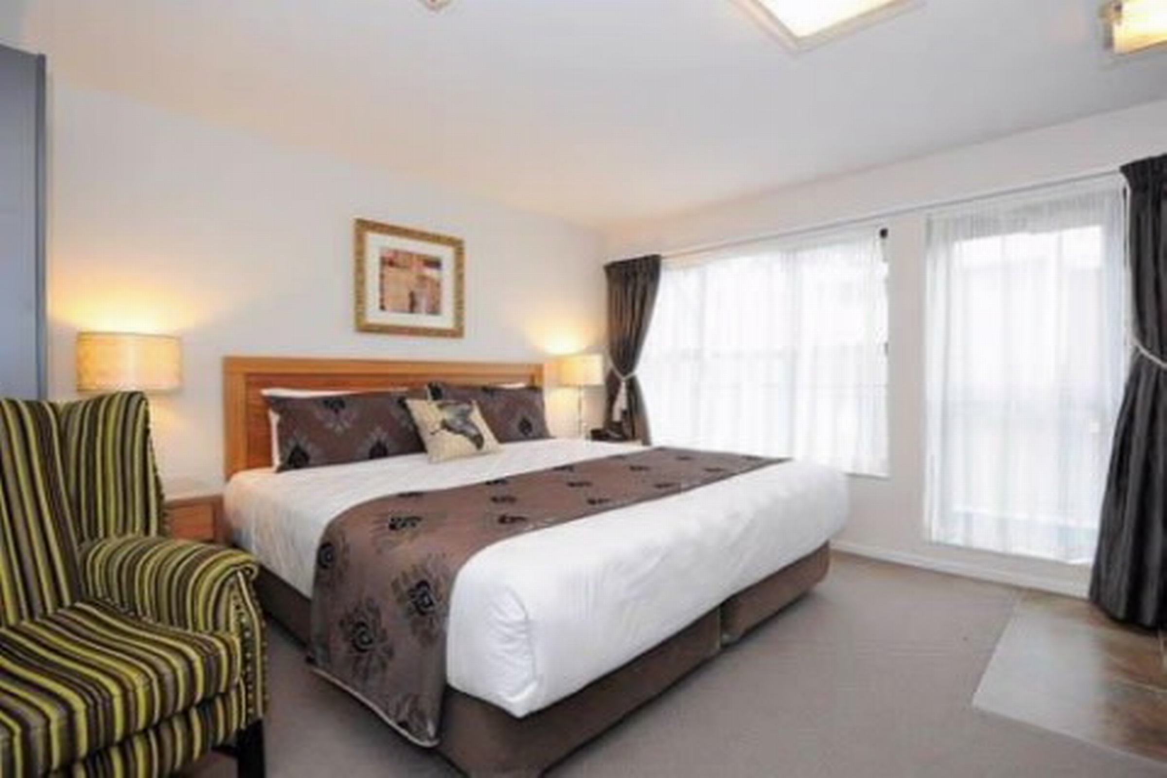 Quality Suites Alexander Inn