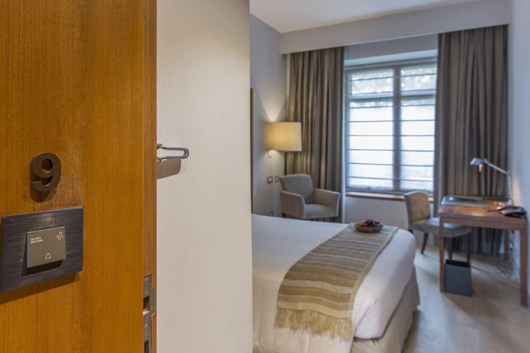 The Manor Hotel by null