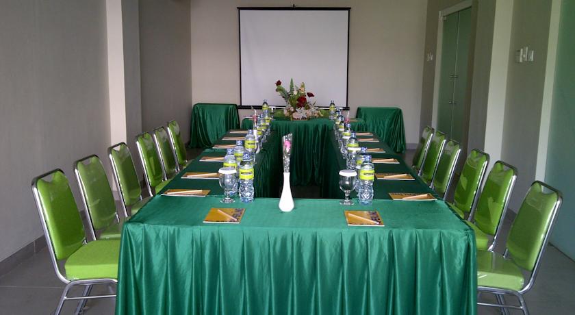 MaxOneHotels by null