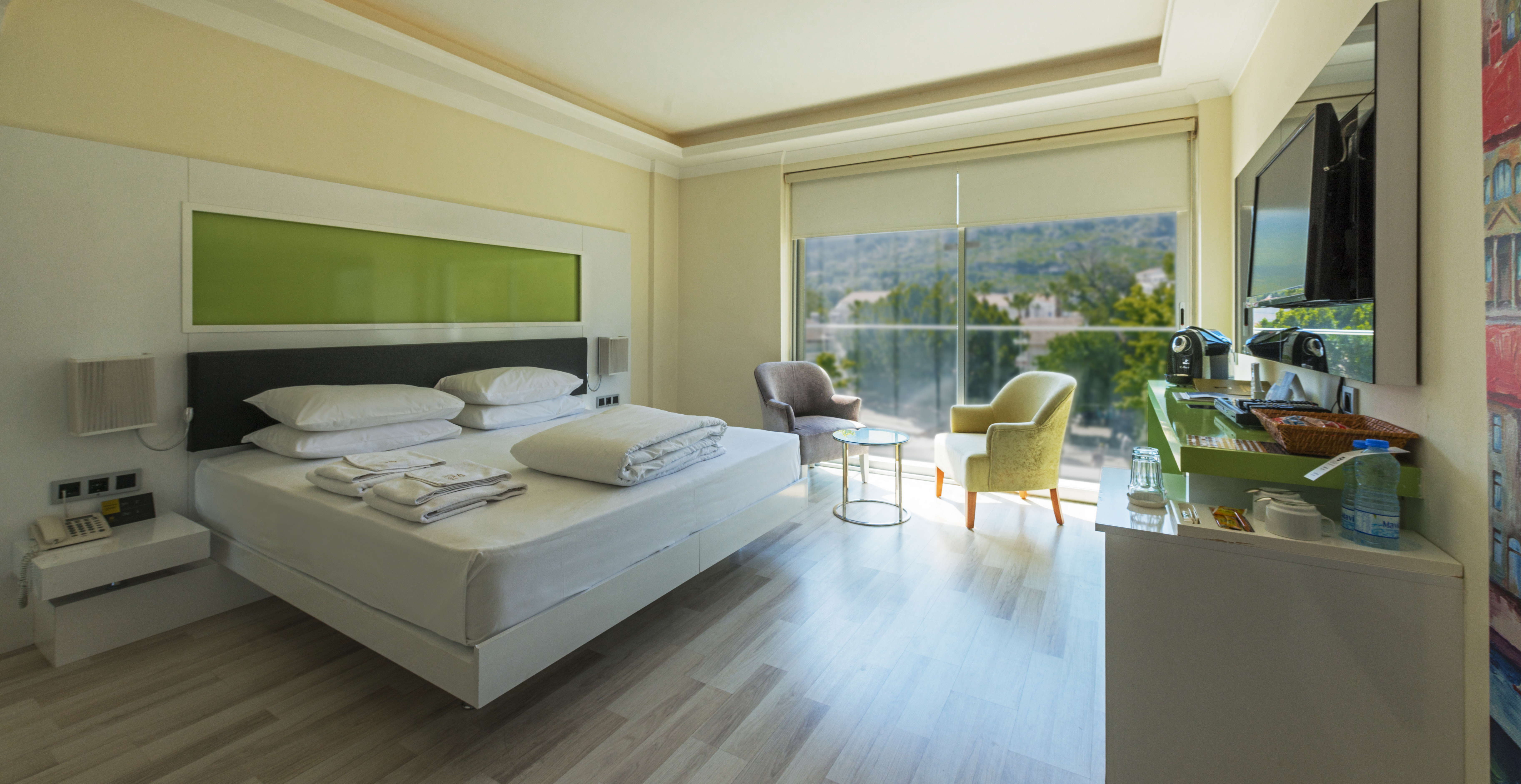 Chambre double, vue sur la ville