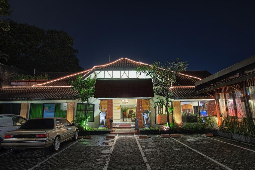 Tuwuh Hotel at Kayutangan by null