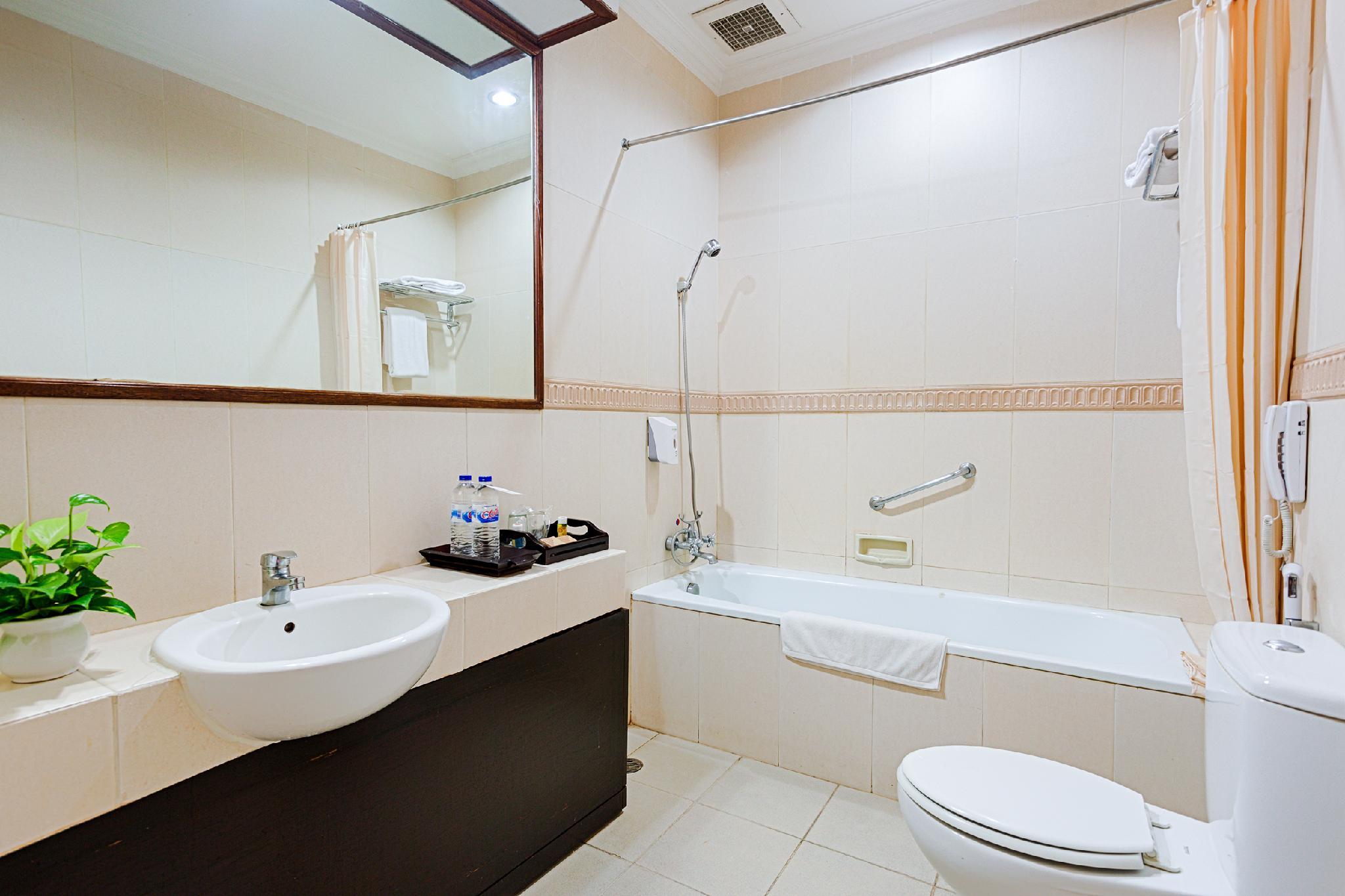 Tuwuh Hotel at Kayutangan by null