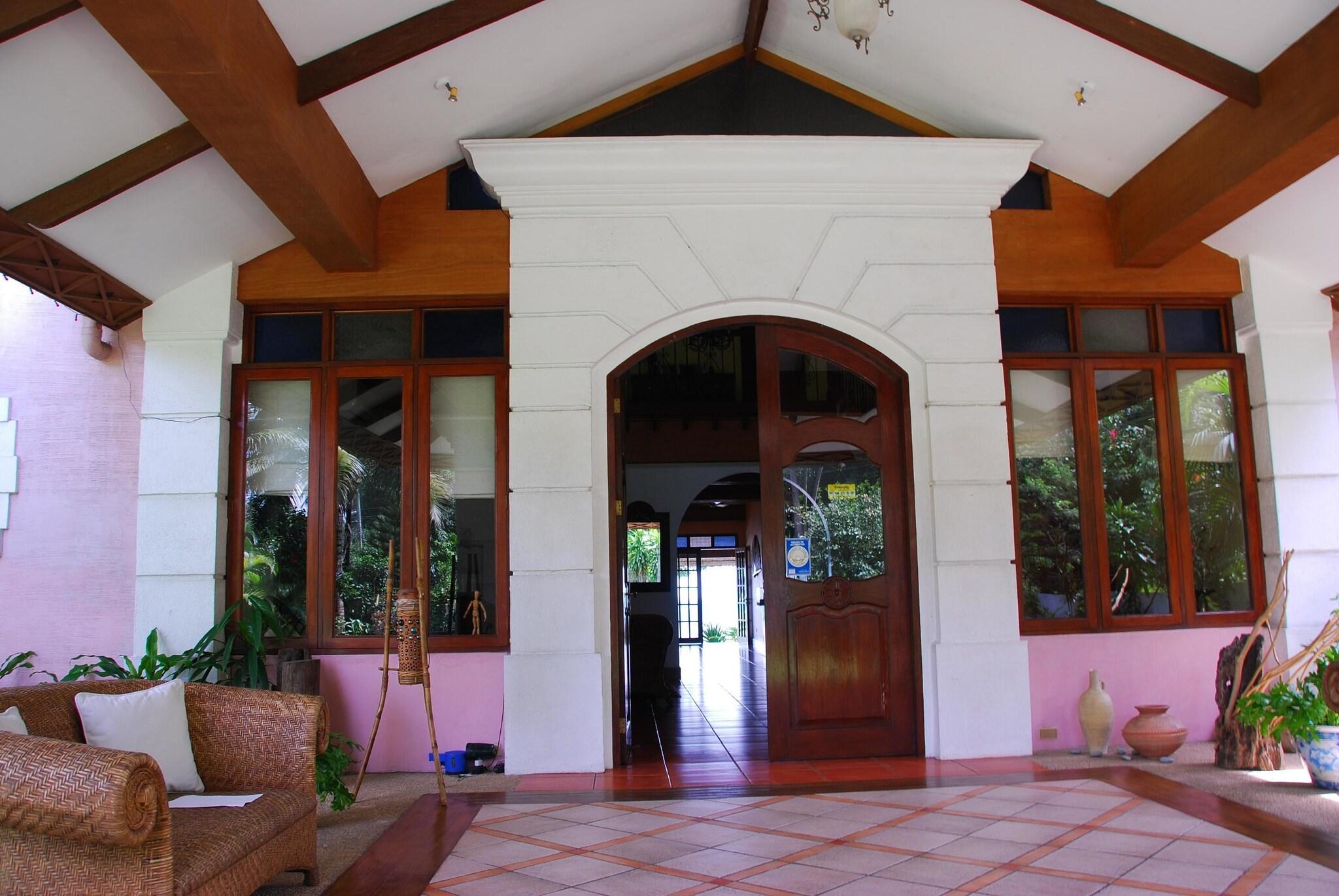 Las Flores Country Guest House And Restaurant