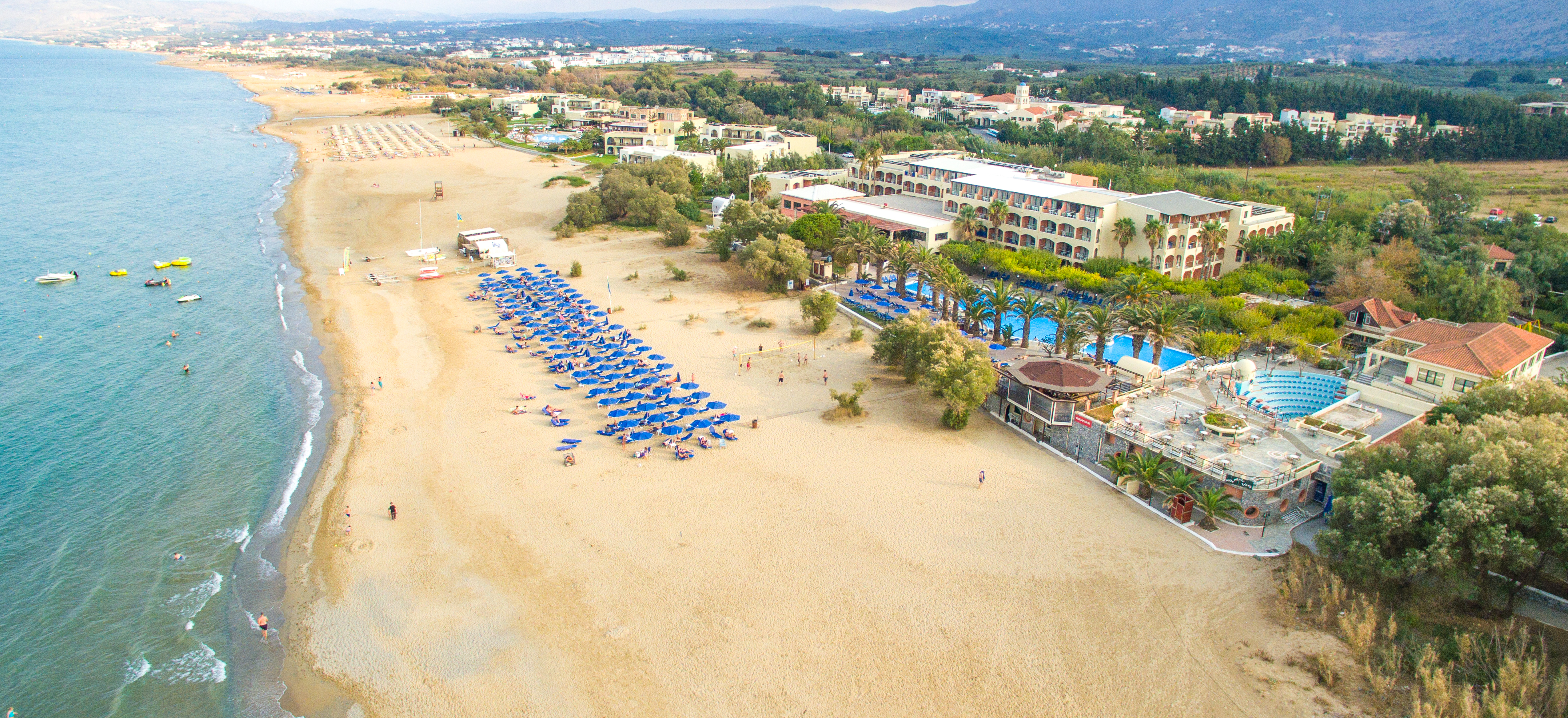 Foto van Peristeras Beach met bruin zand oppervlakte