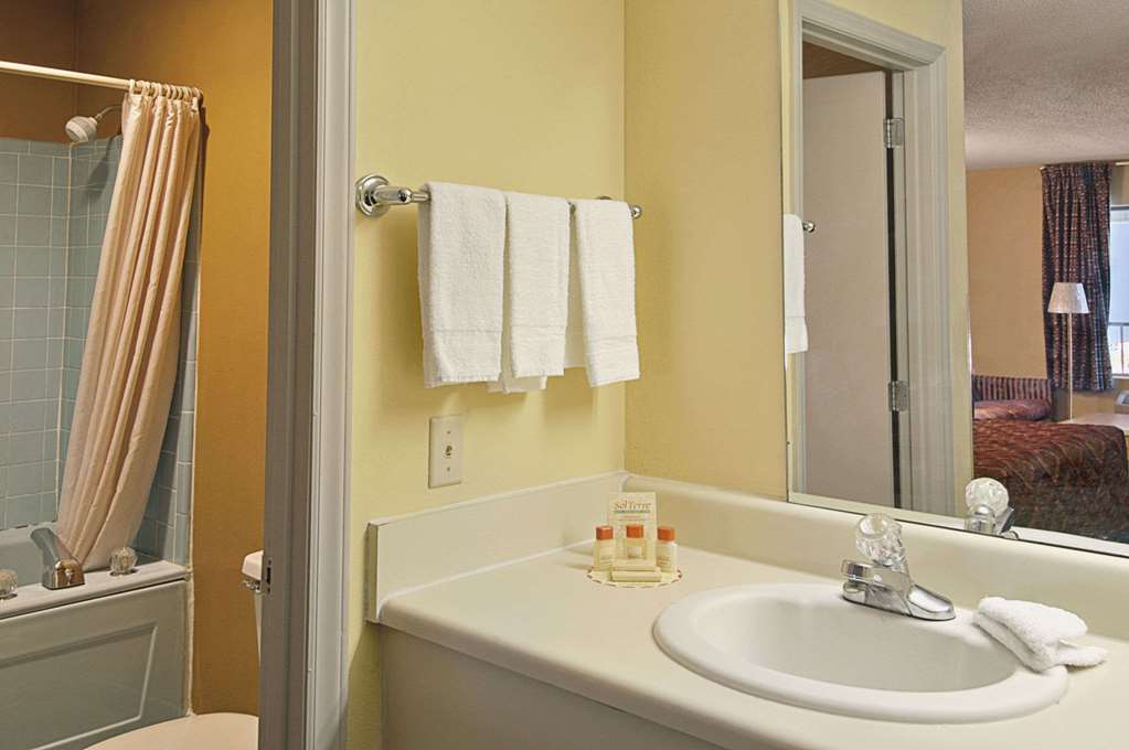 Palmetto Inn & Suites