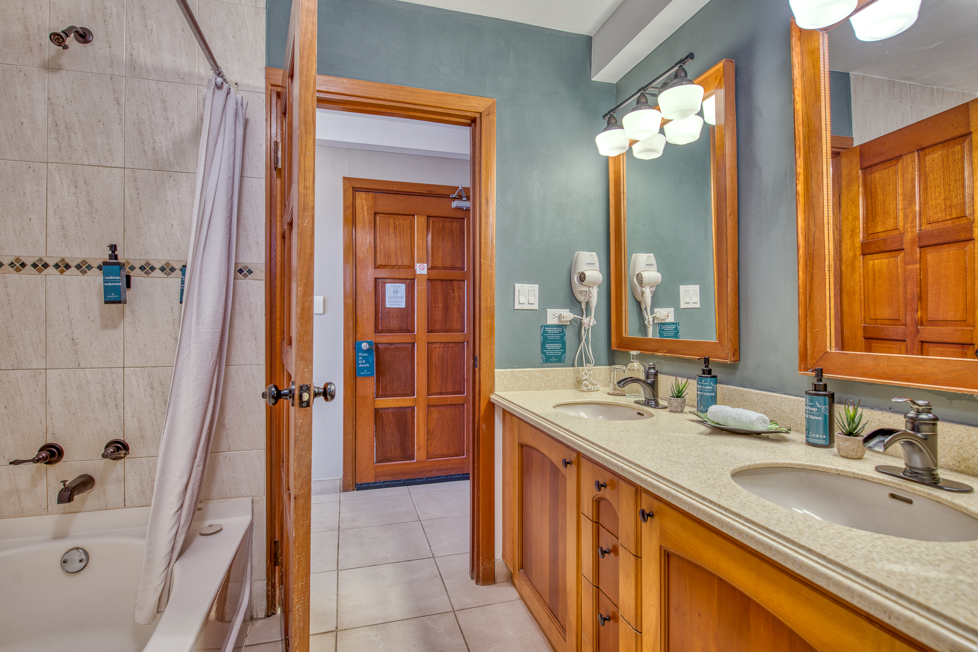 Tropical Suites Hotel by null