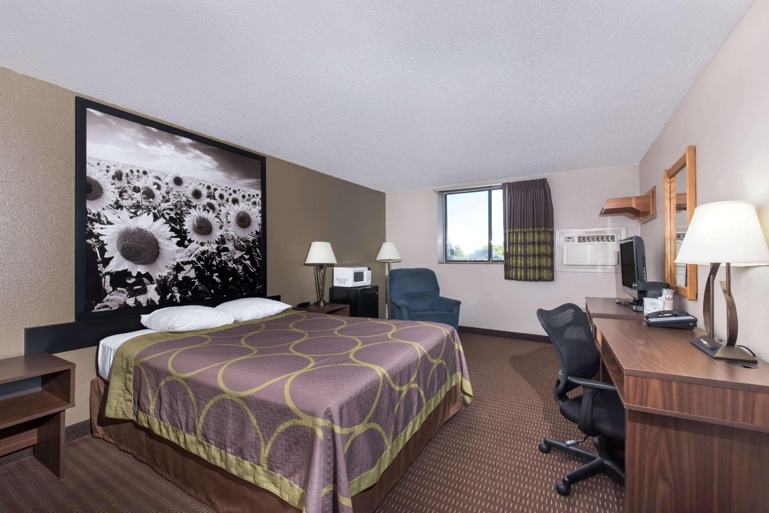 Super 8 by Wyndham Bismarck