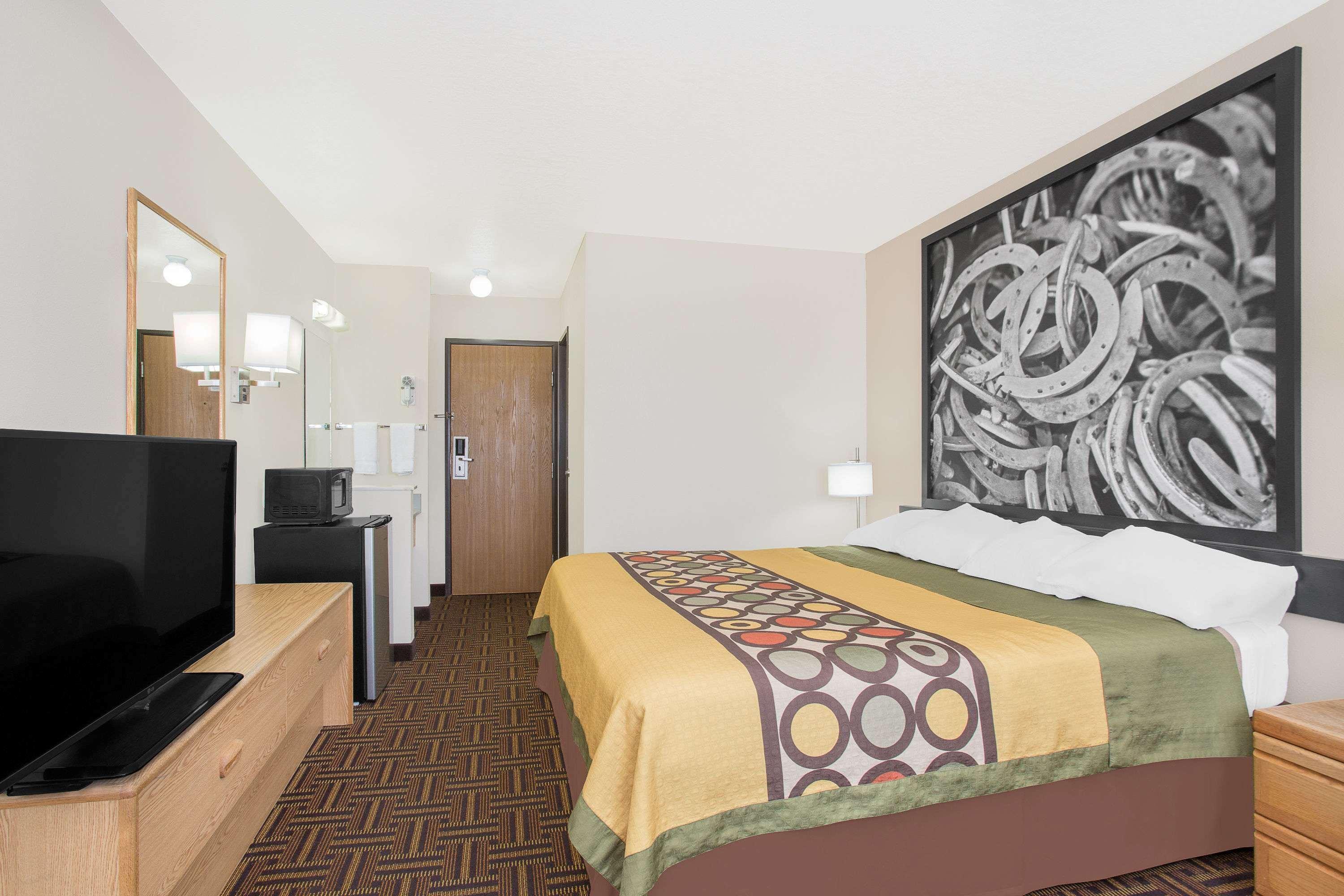 Super 8 by Wyndham Bloomfield