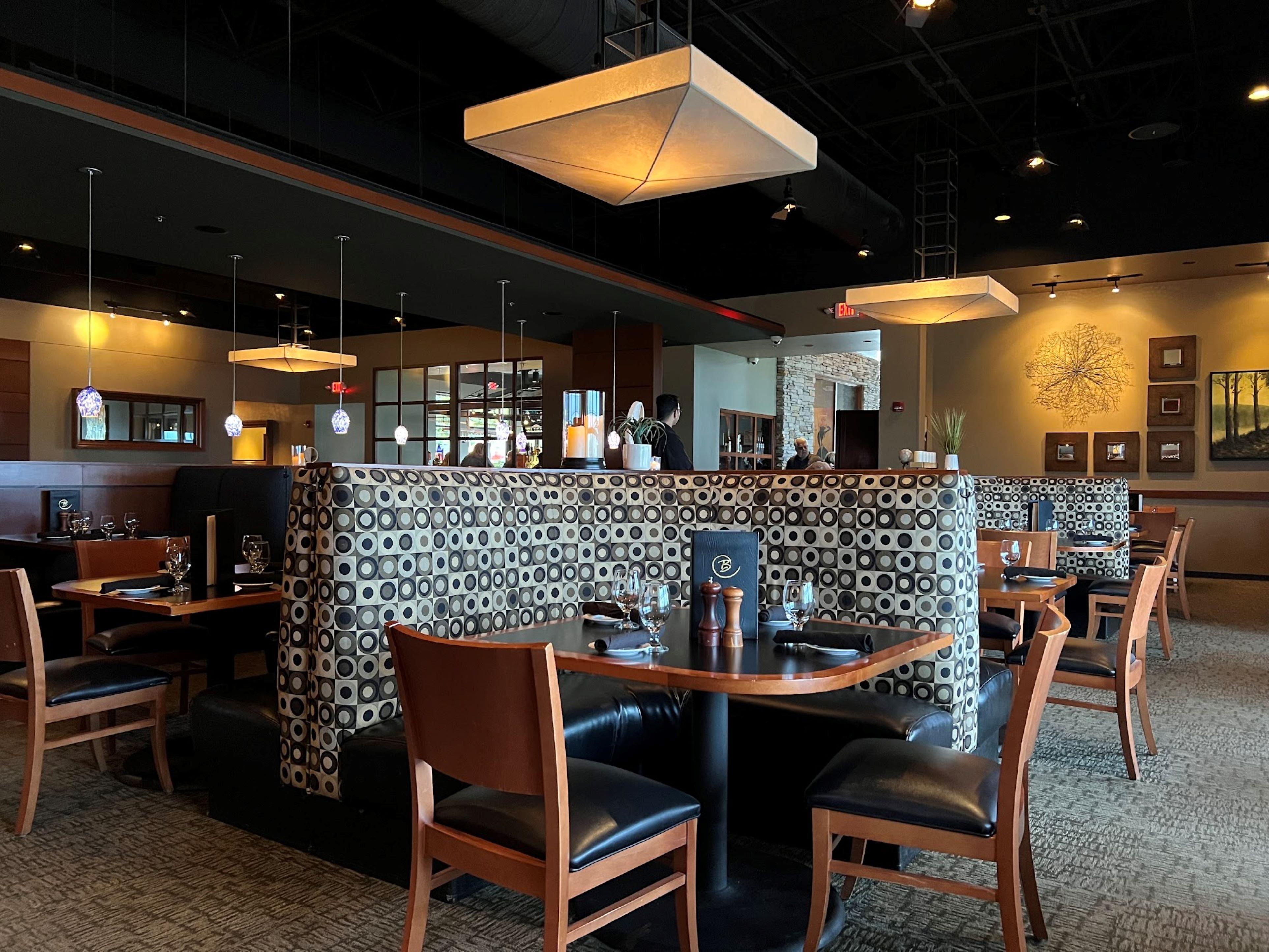 Holiday Inn & Suites Bloomington-Airport