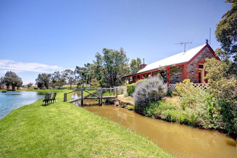 Stonewell Cottages & Vineyards by null