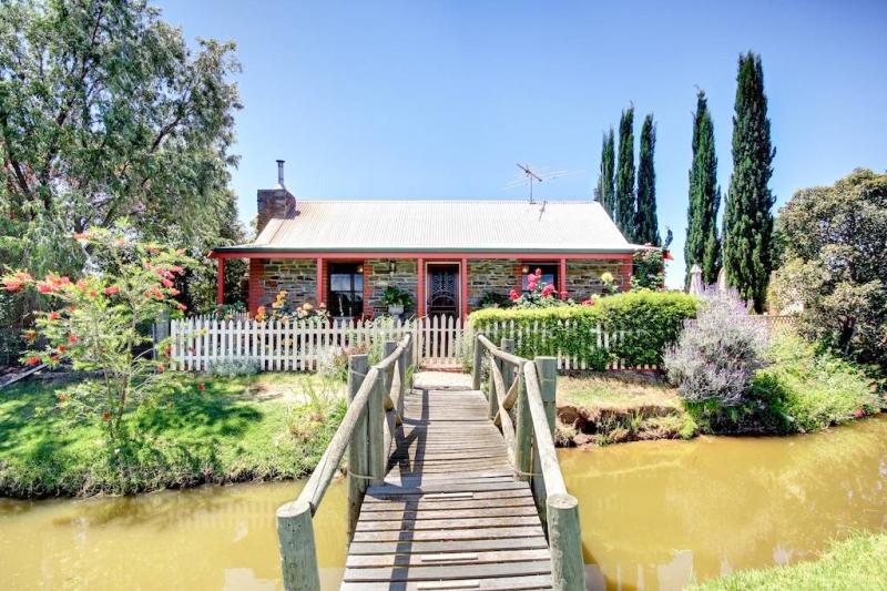 Stonewell Cottages & Vineyards by null