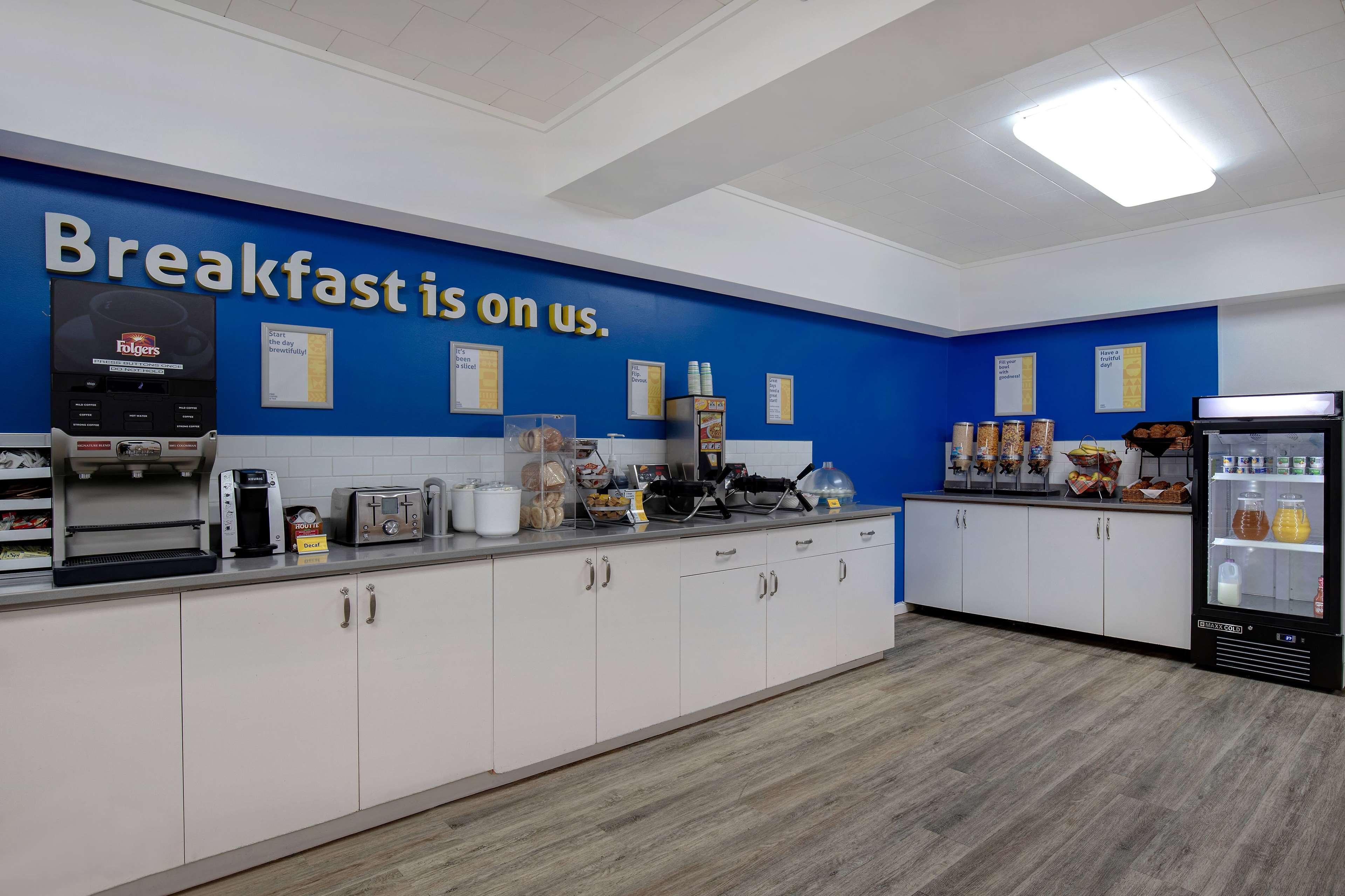 Days Inn By Wyndham Victoria Airport Sidney