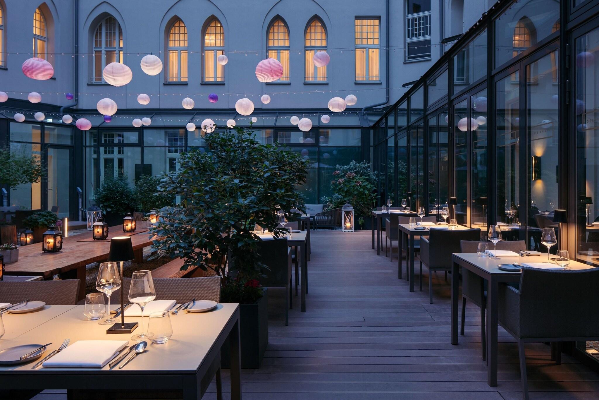 Roomers Berlin Steinplatz, Autograph Collection by null