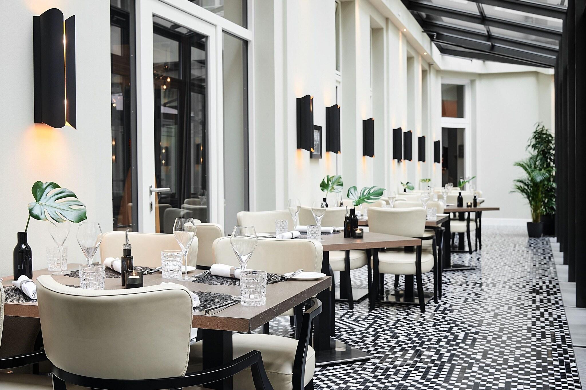 Roomers Berlin Steinplatz, Autograph Collection by null