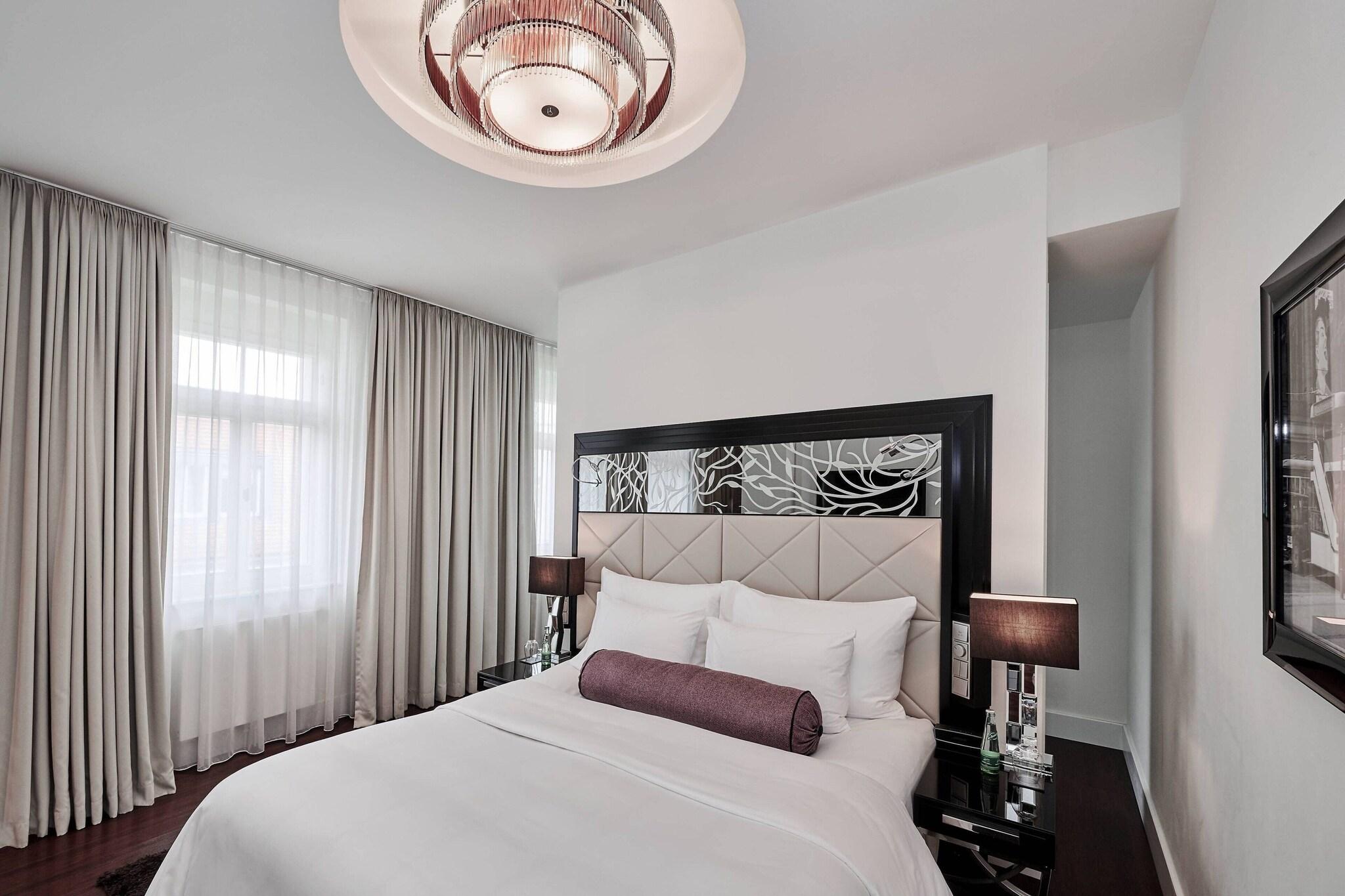 Roomers Berlin Steinplatz, Autograph Collection by null