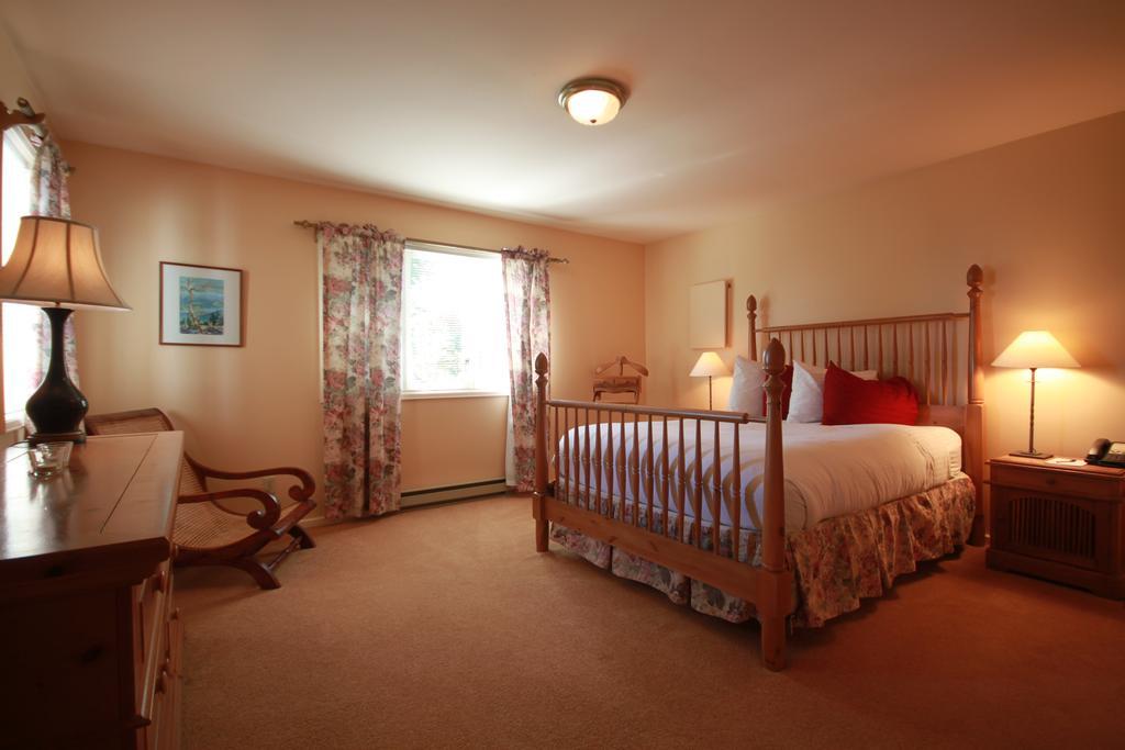 Spinnakers Gastro Brewpub & GuestHouses by null