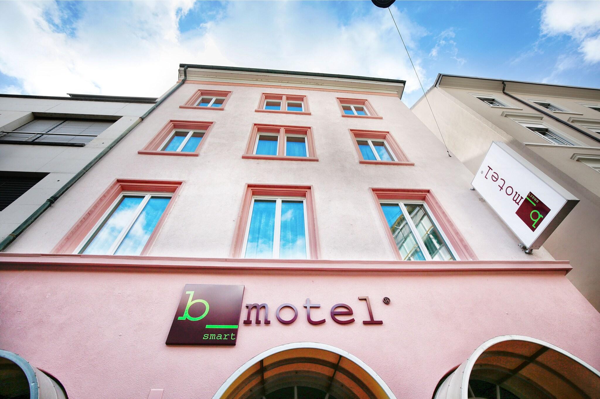 b_smart motel Basel by null