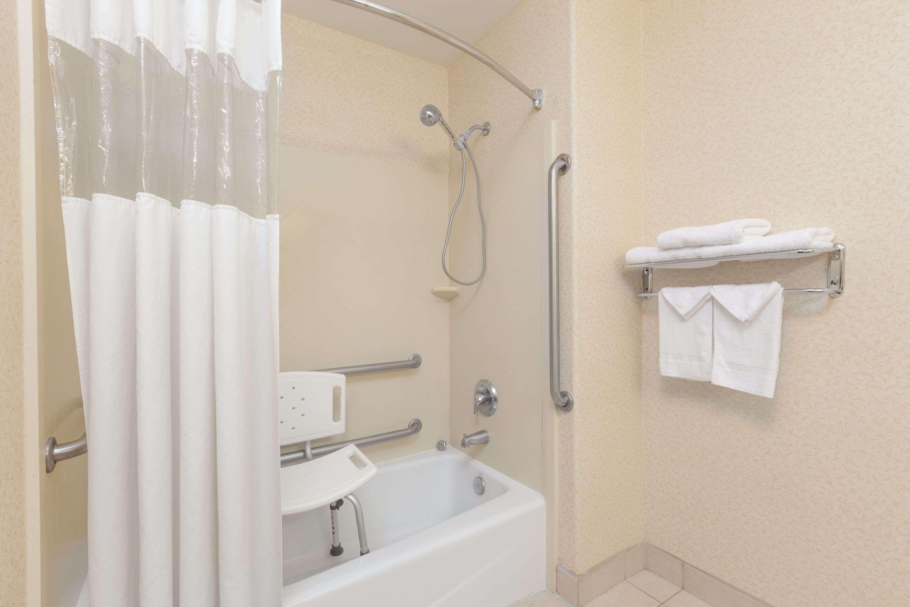 Howard Johnson By Wyndham Bakersfield
