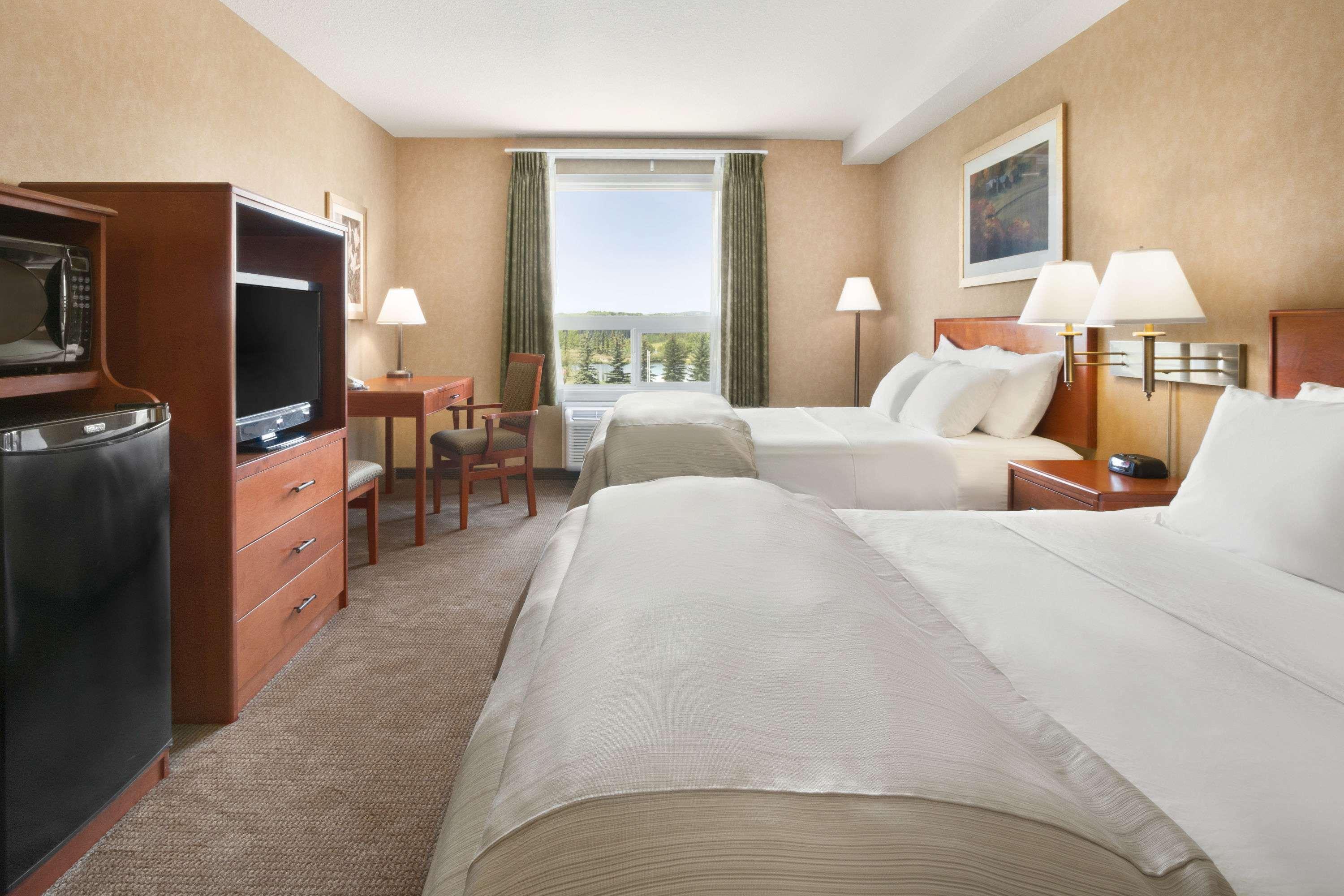Days Inn and Suites by Wyndham Cochrane