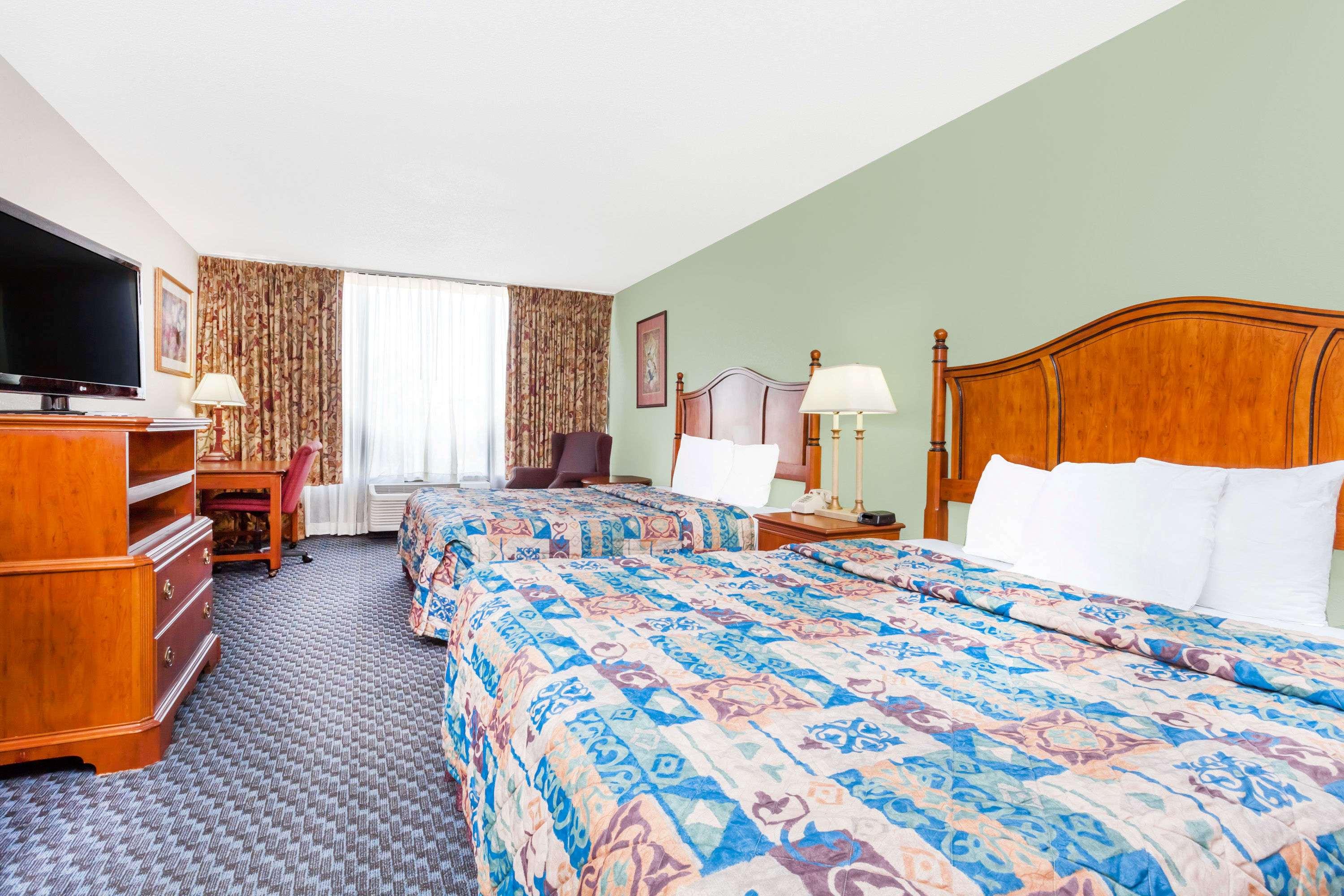Days Inn &Suites by Wyndham SE Columbia Ft Jackson